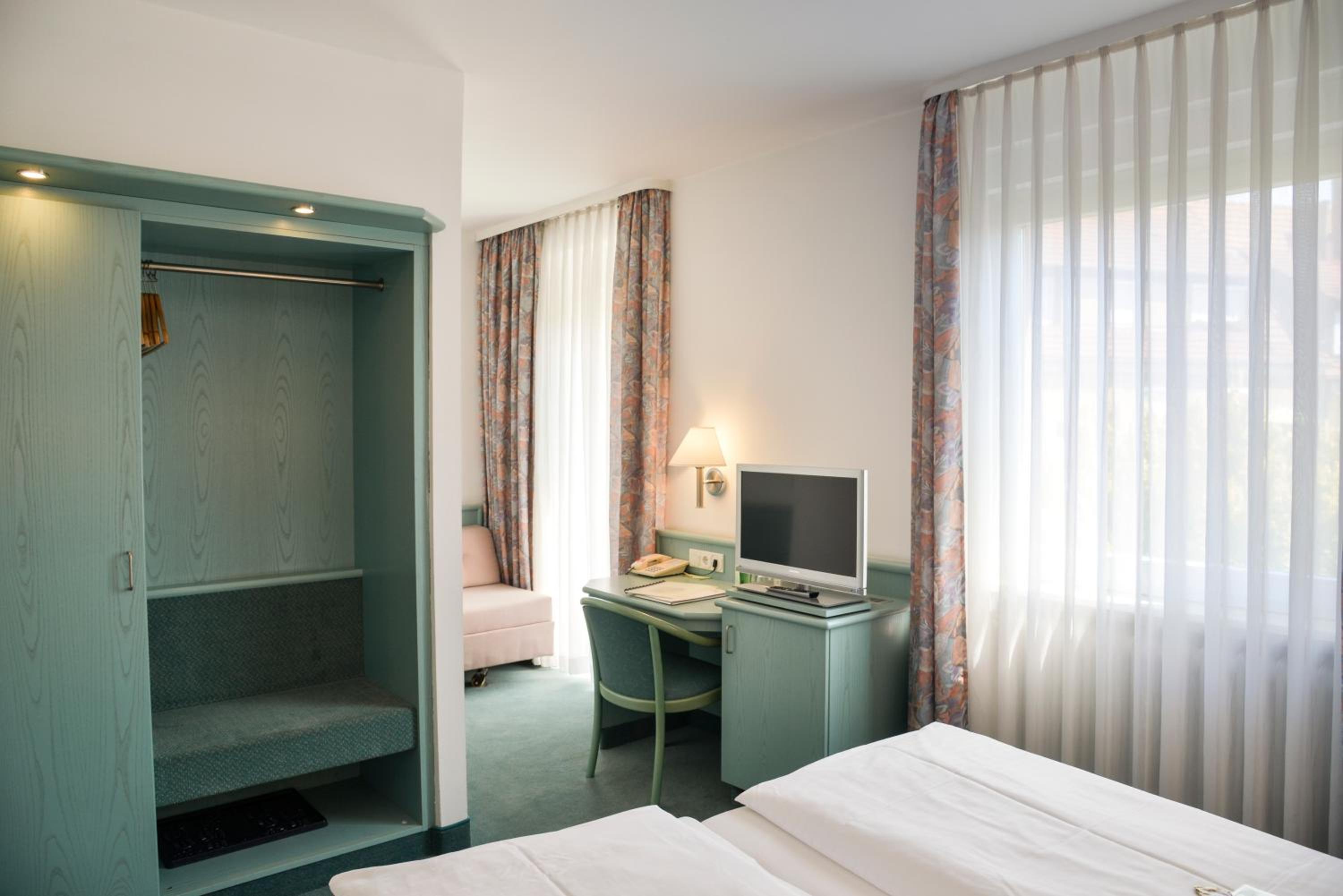 Double Room Facing Courtyard - Photo 3