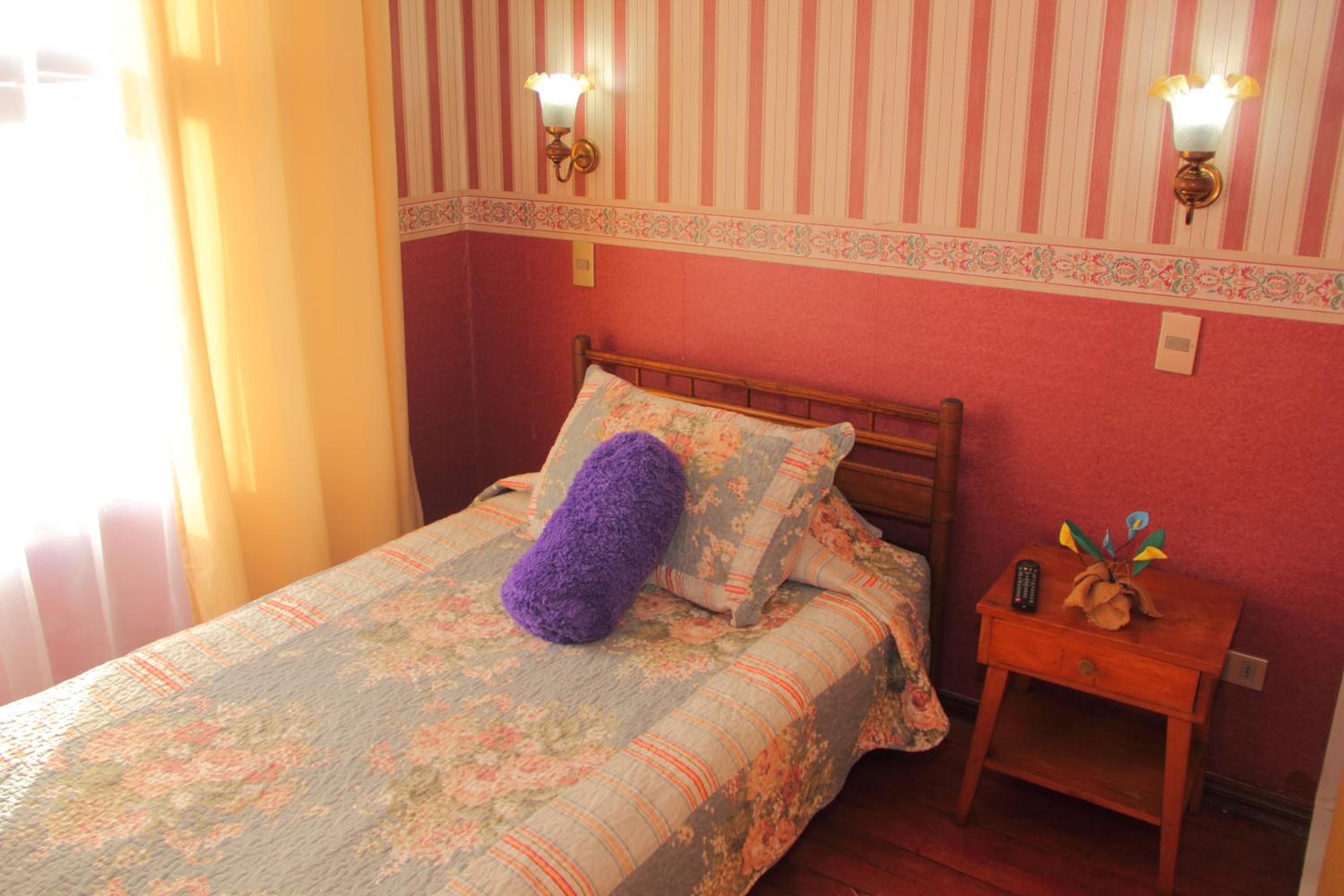 Basic Single Room With Shared Bathroom photo 2