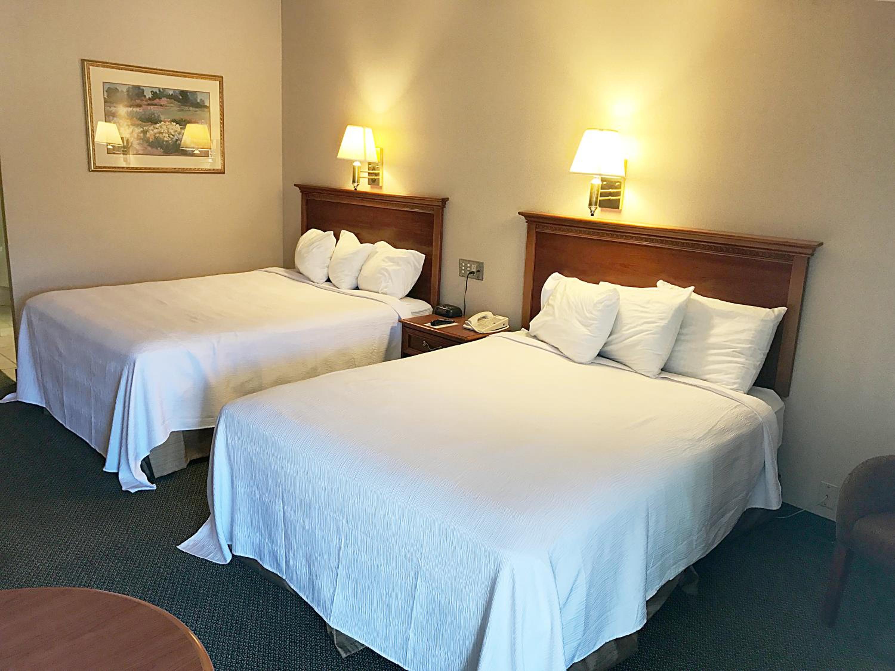 Queen Room with Two Queen Beds - Photo 4