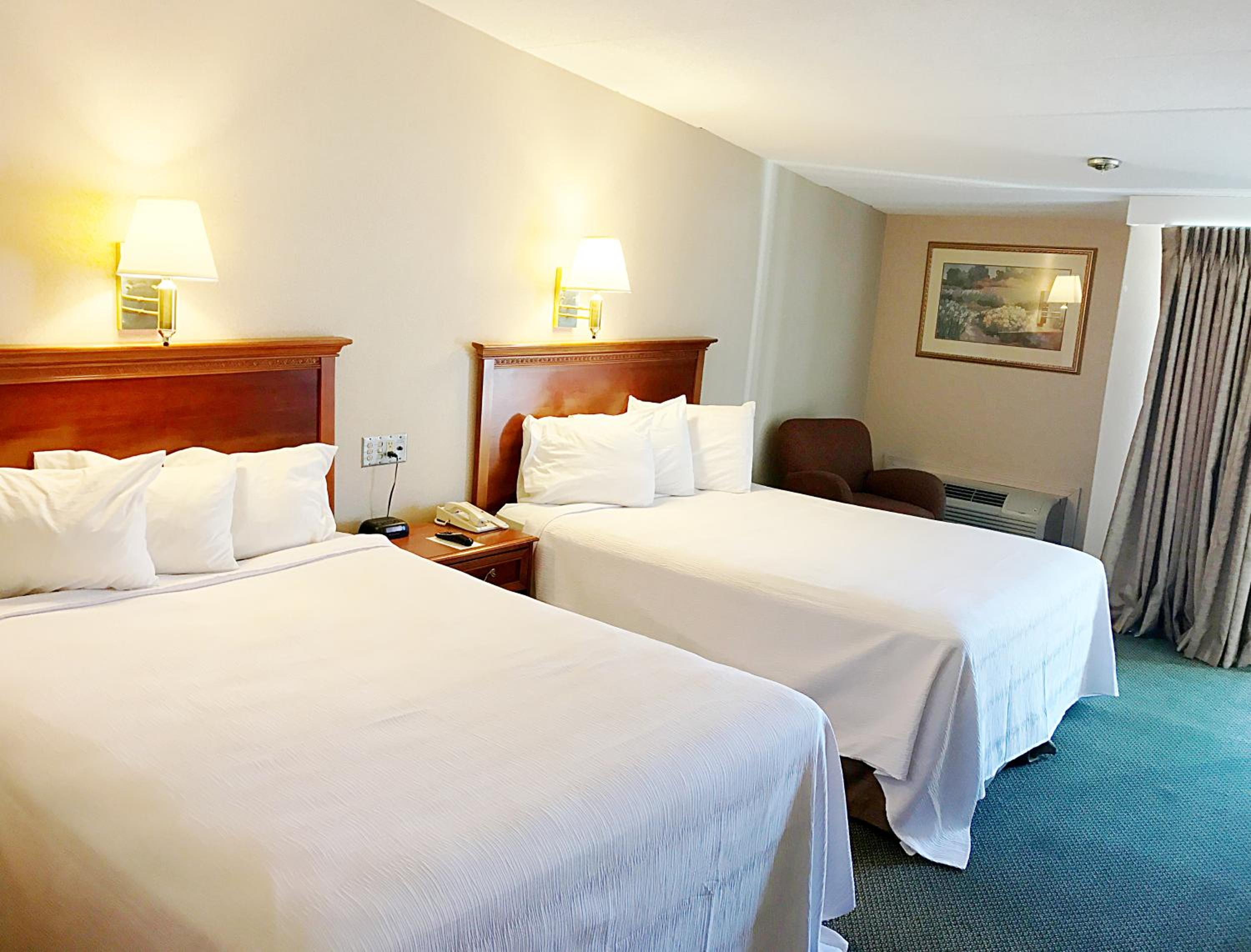 Queen Room with Two Queen Beds - Photo 5