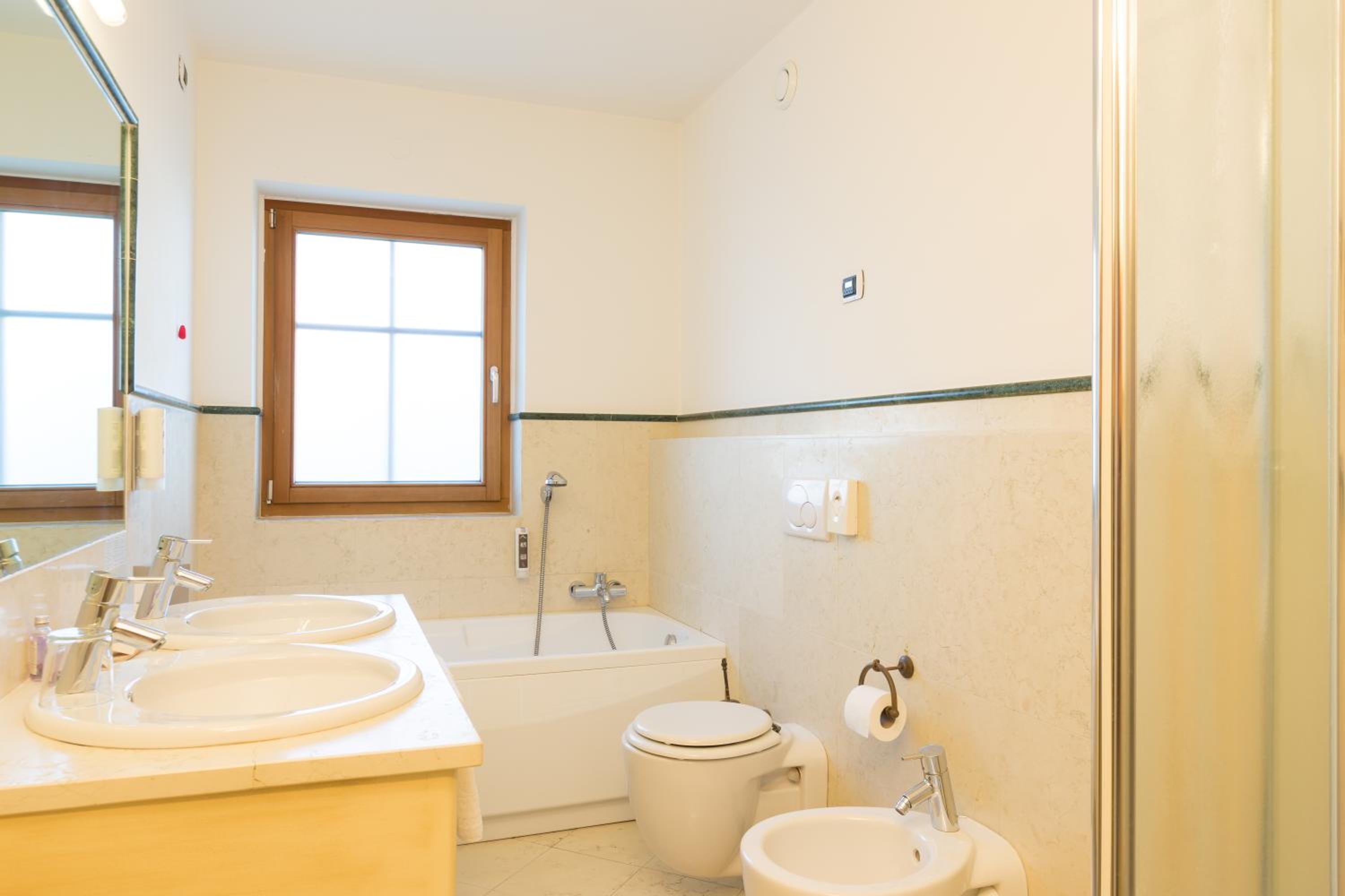 Suite (2 Adults + 2 Children) - Photo 3