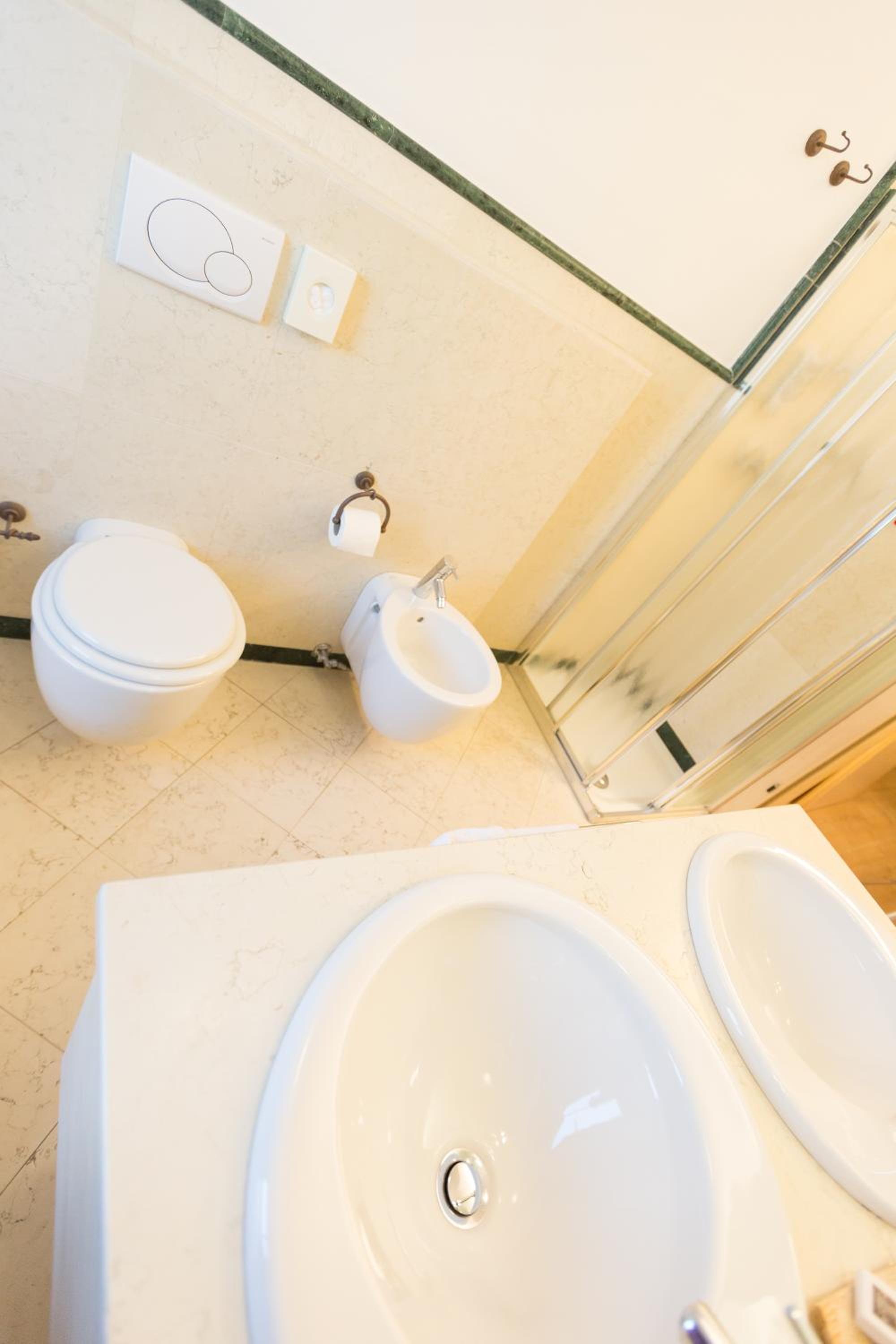 Suite (2 Adults + 2 Children) - Photo 5