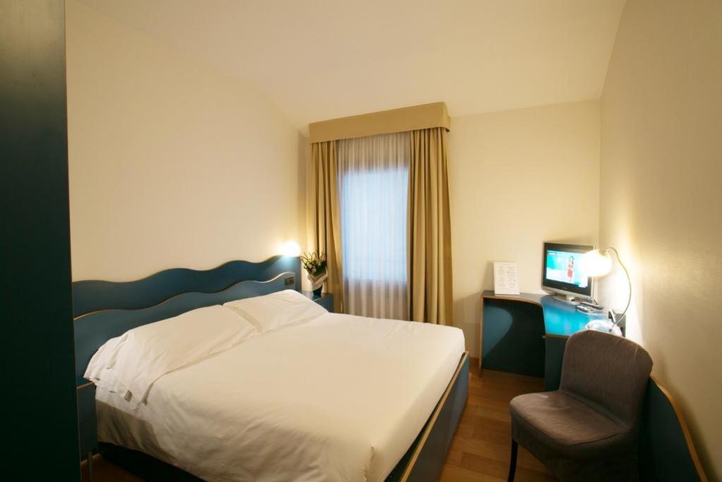 Double or Twin Room - Photo 12