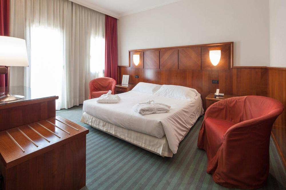 Double or Twin Room - Photo 13