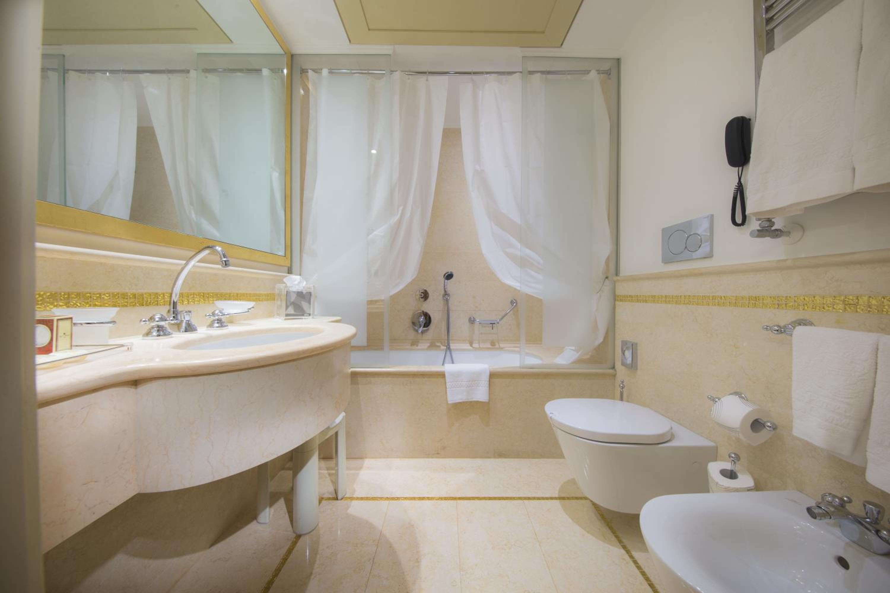 Deluxe Double Room thumbnail 5