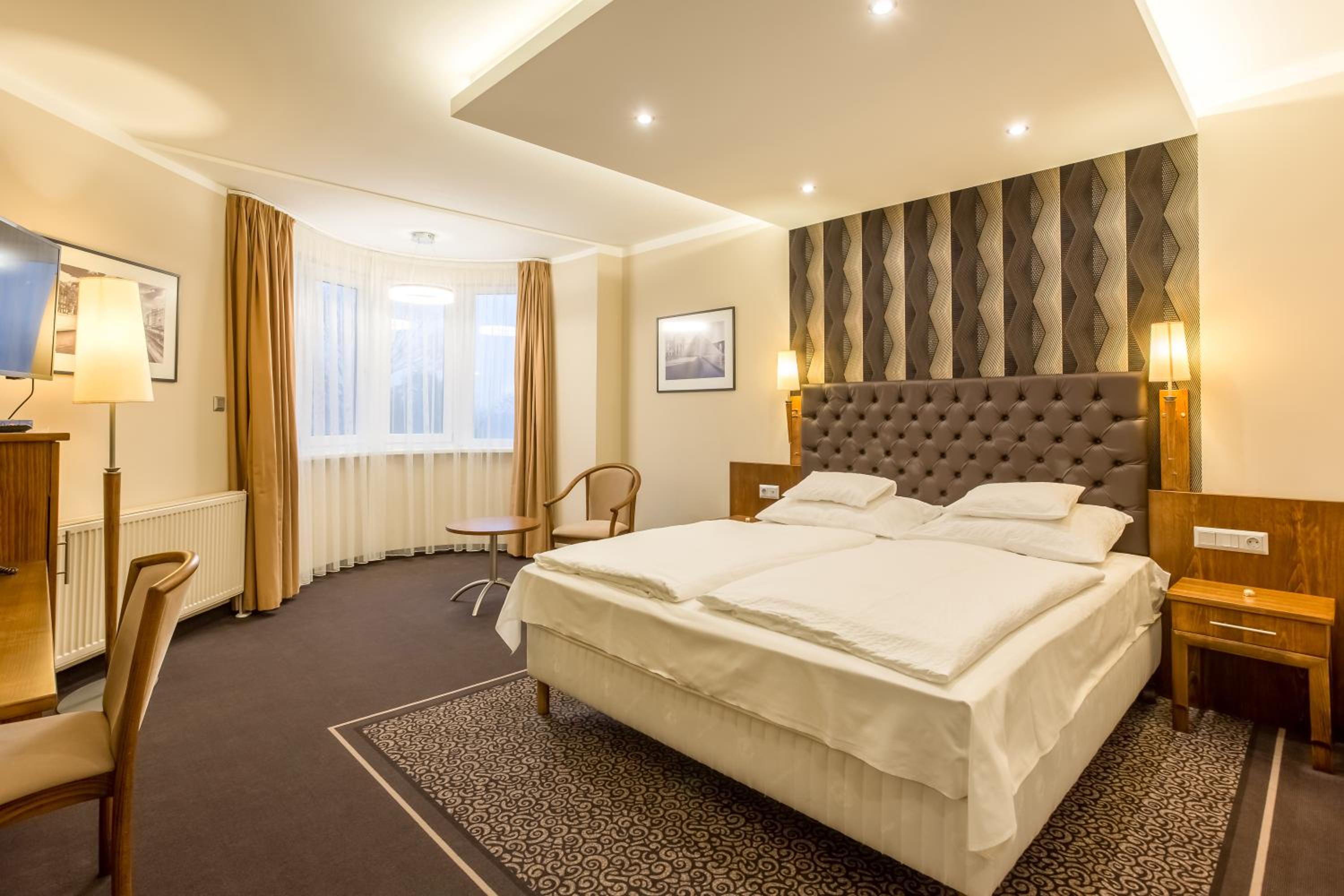 Premium Twin Room - Photo 3