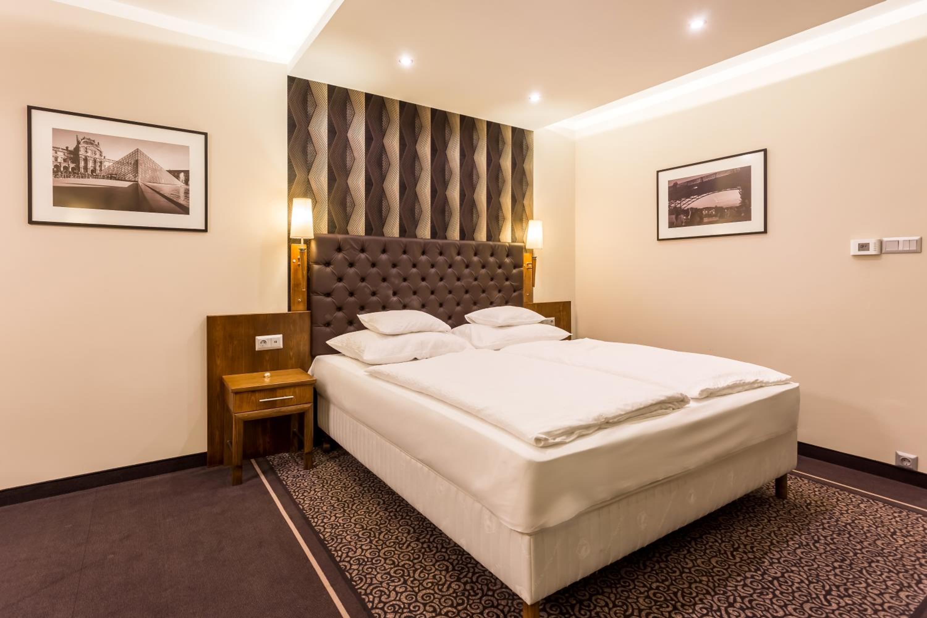 Premium Twin Room - Photo 4