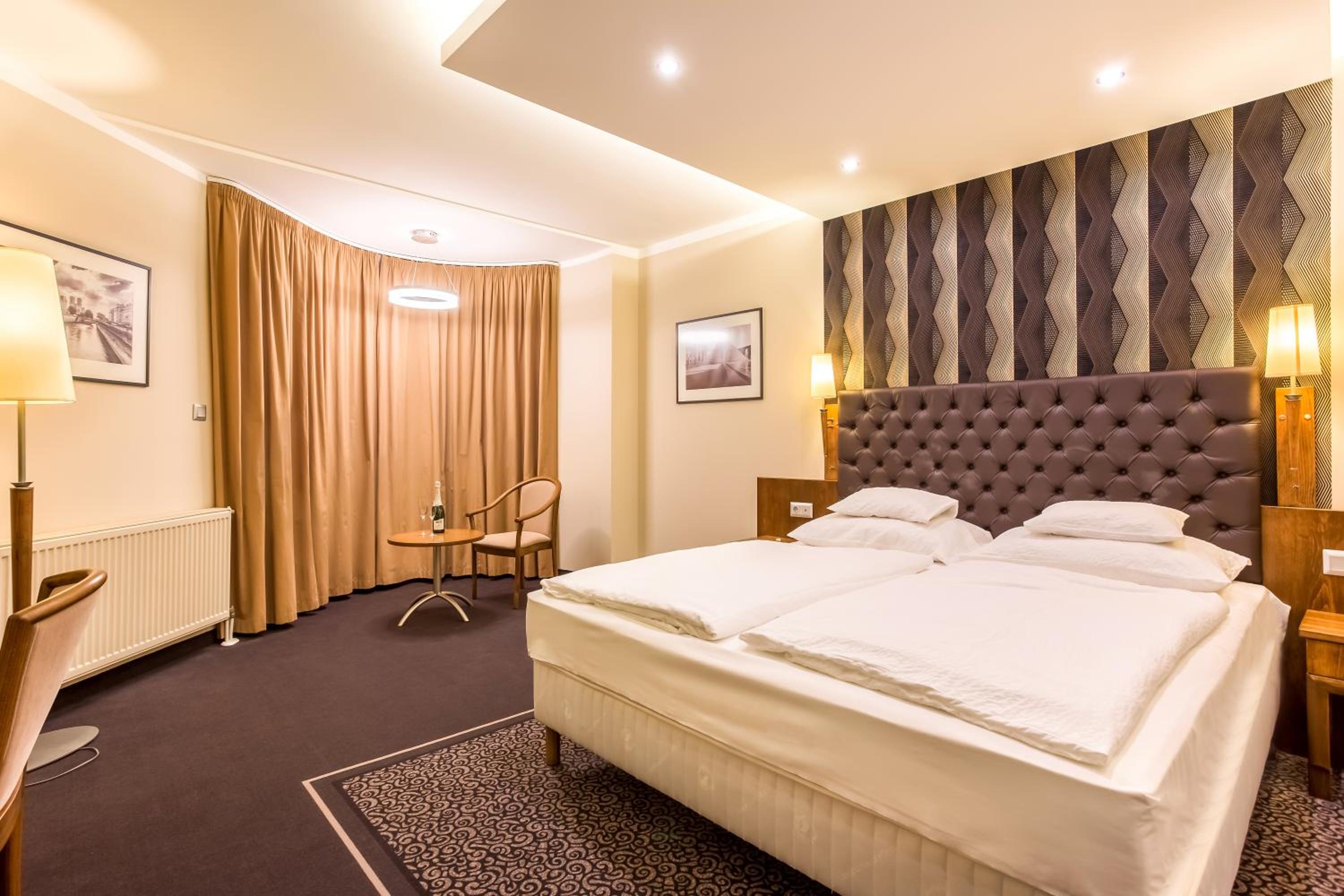 Premium Twin Room - Photo 14