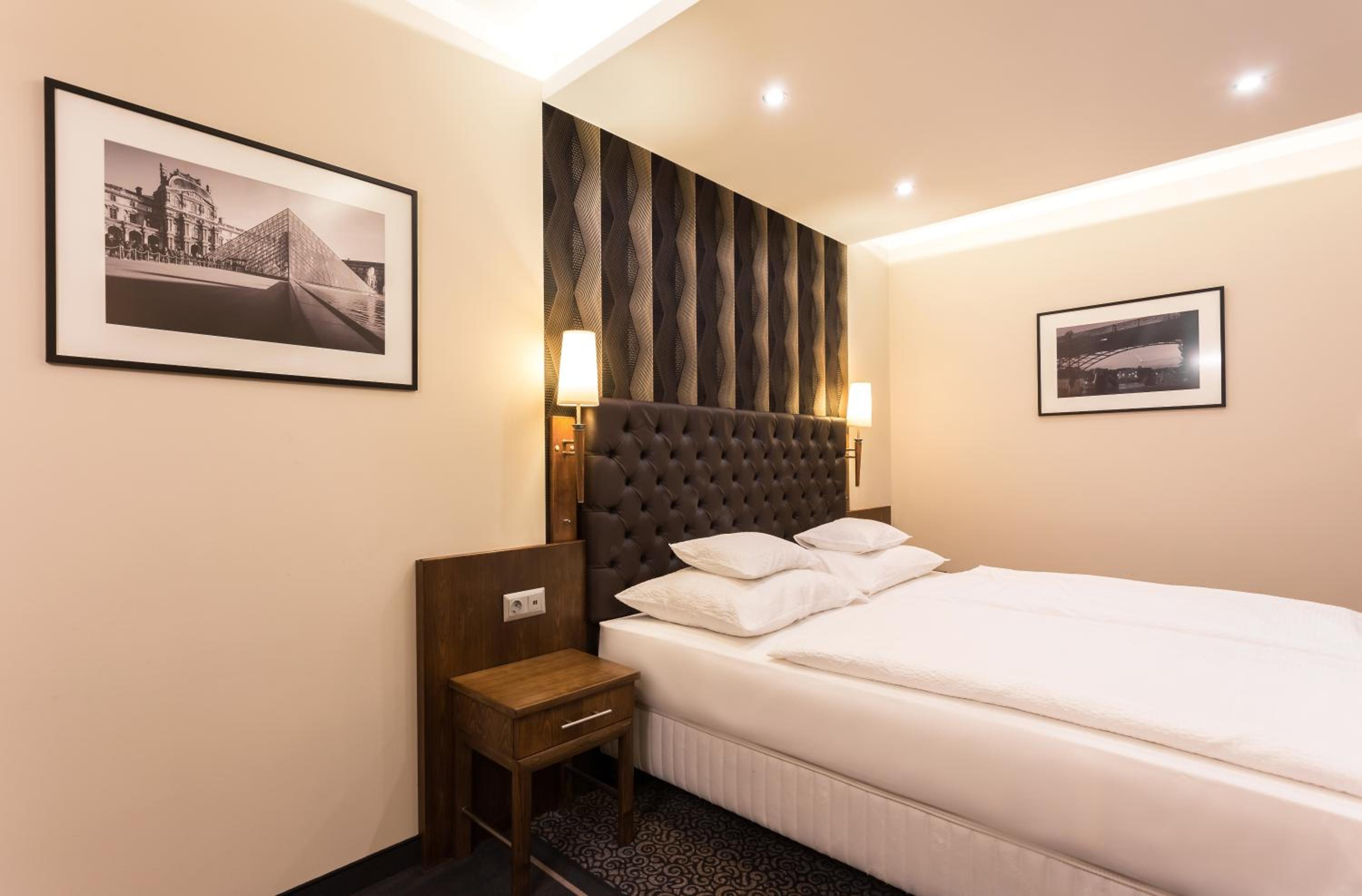 Premium Twin Room - Photo 5