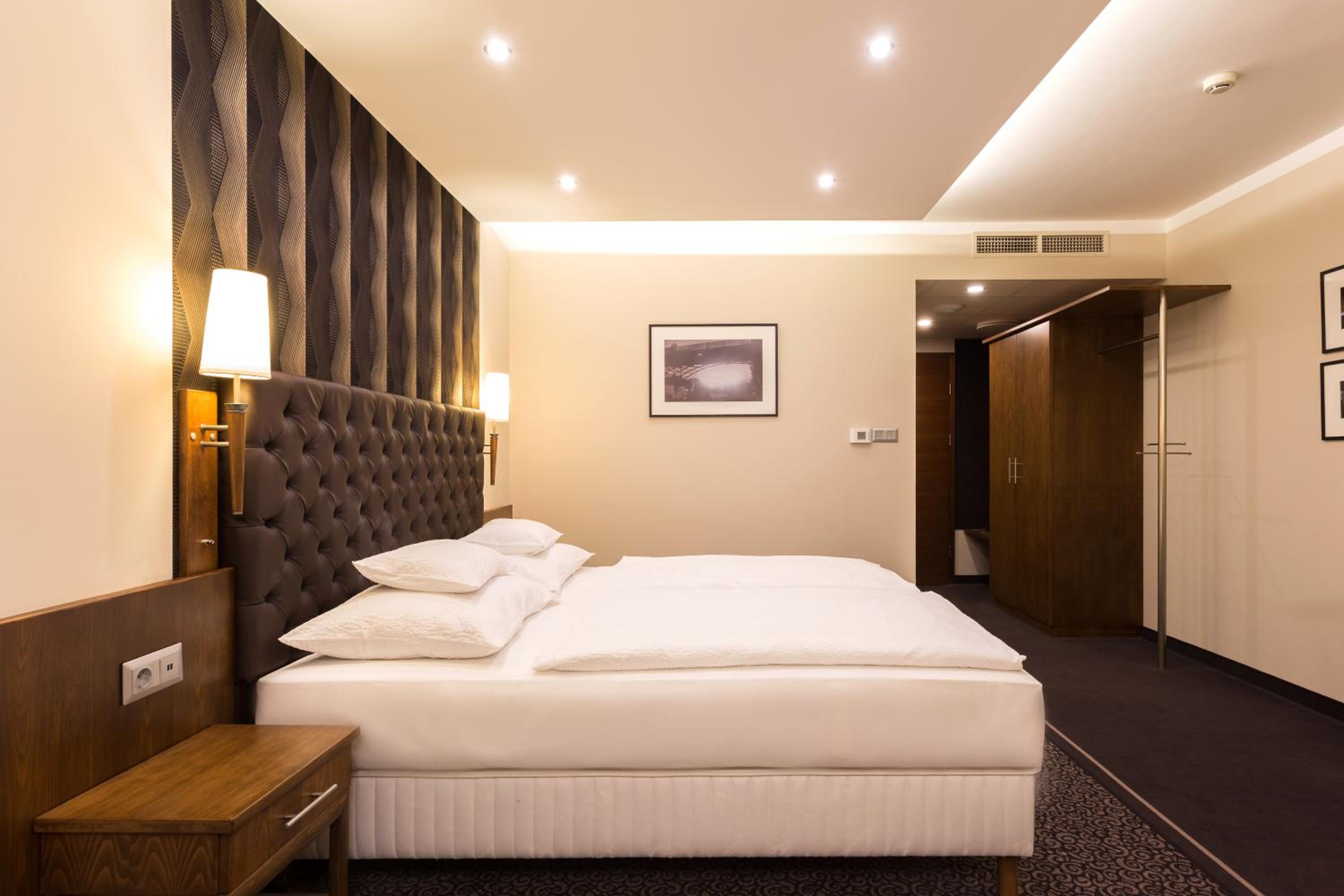 Premium Twin Room - Photo 15