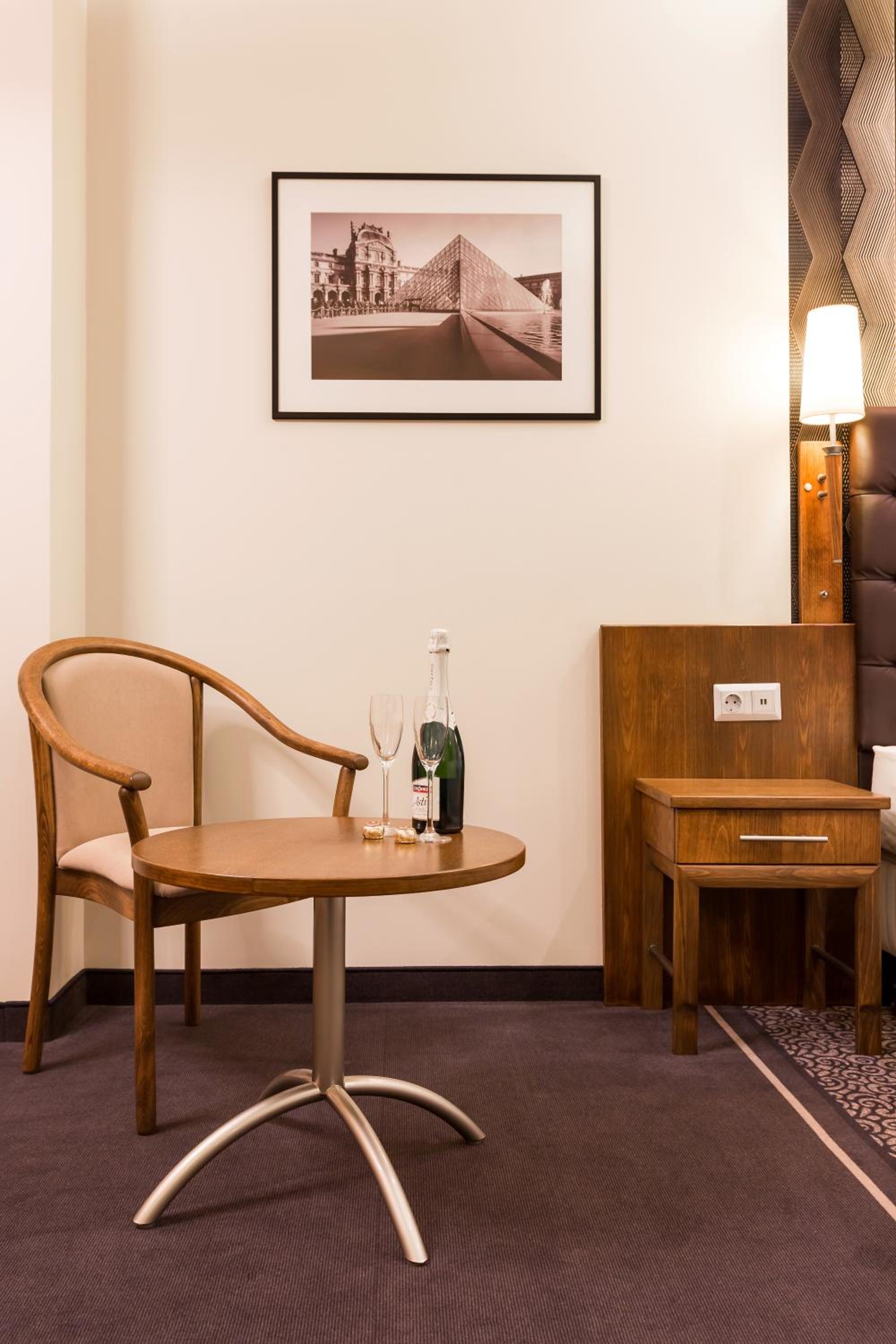 Premium Twin Room - Photo 7