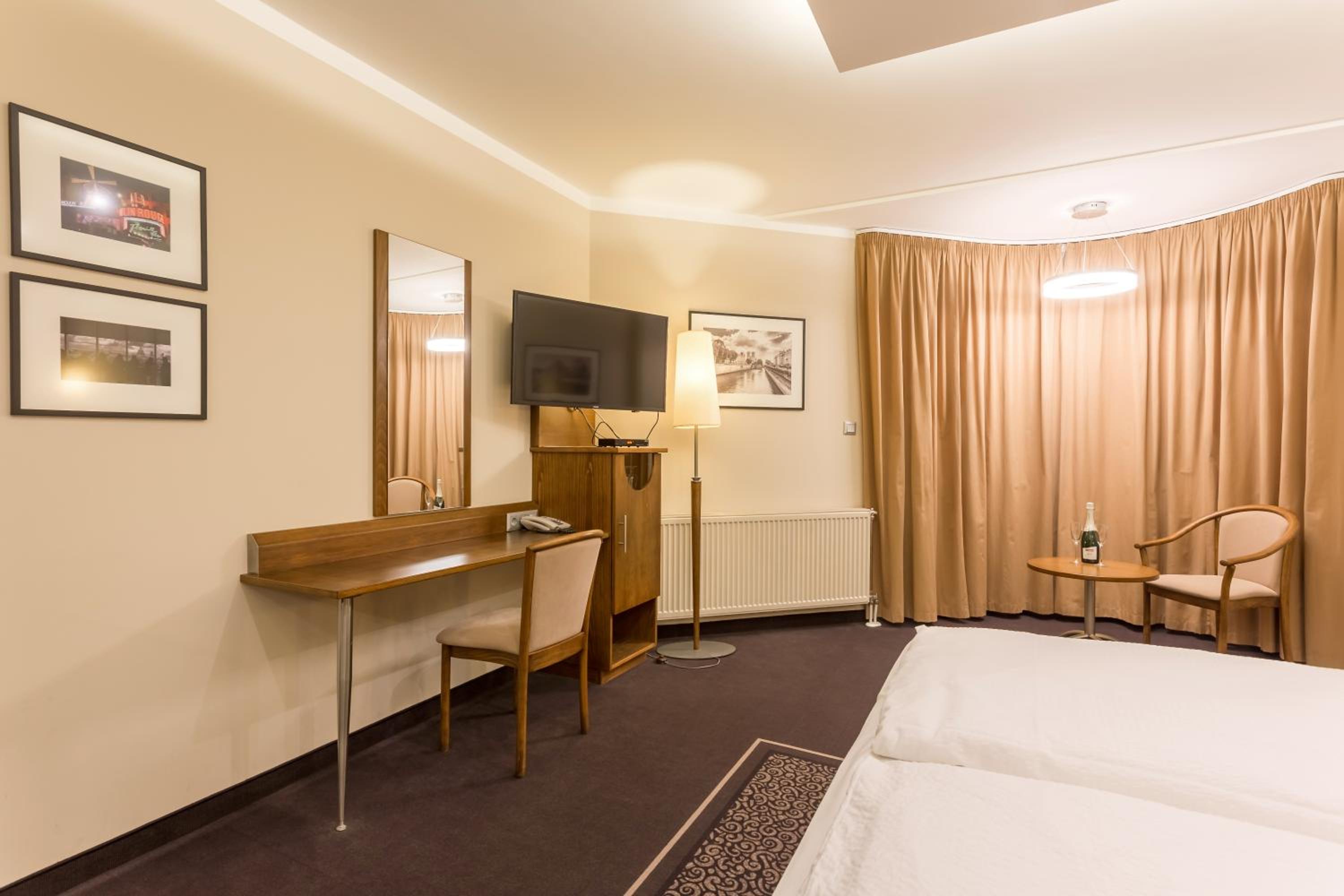 Premium Twin Room - Photo 8