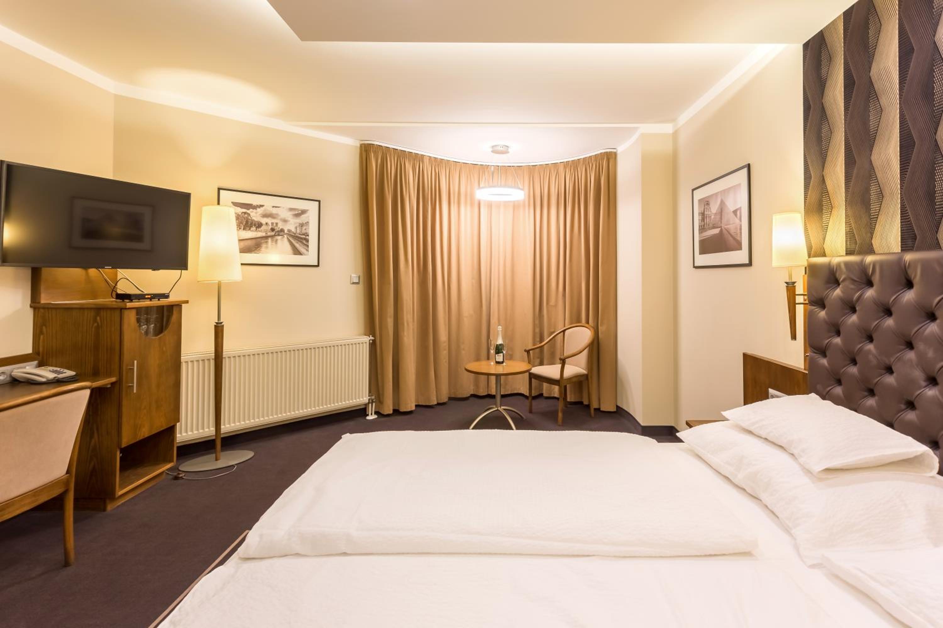 Premium Twin Room - Photo 10