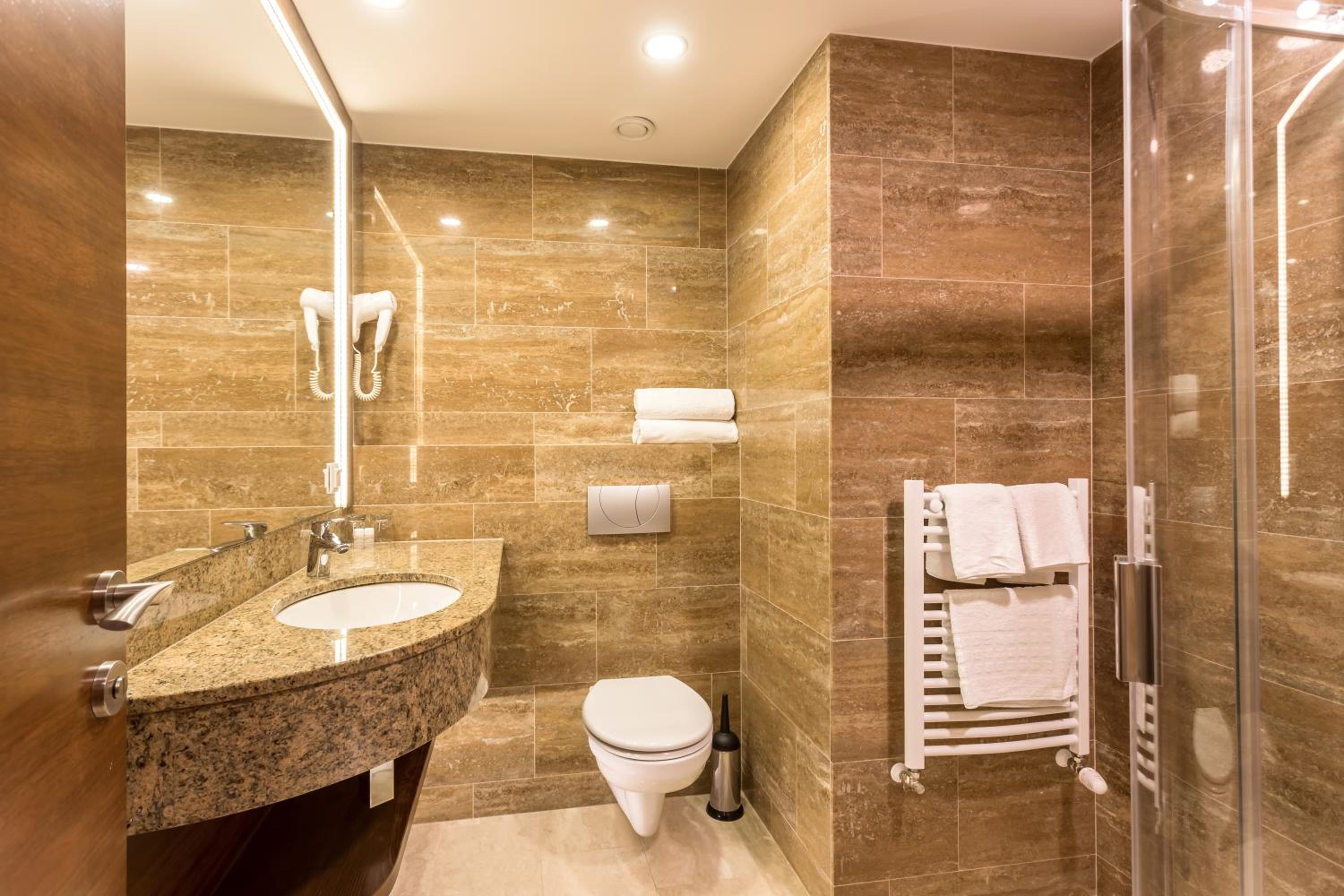 Premium Twin Room - Photo 19
