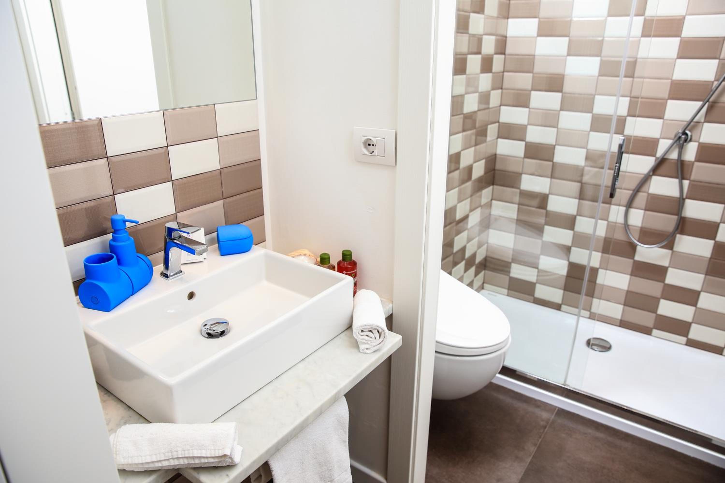 Double Room with Balcony - Photo 14
