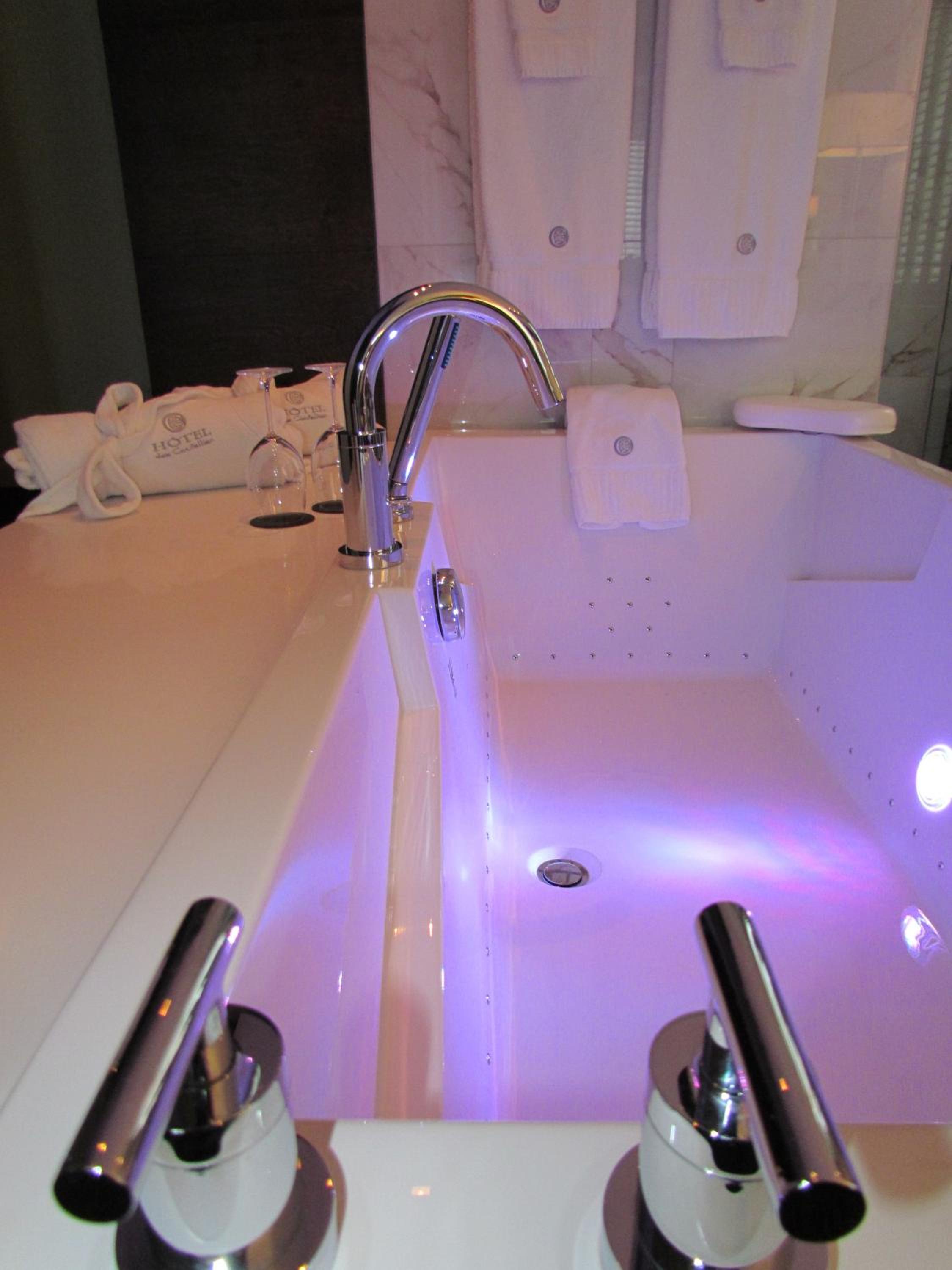King Suite with open bathroom - Photo 3