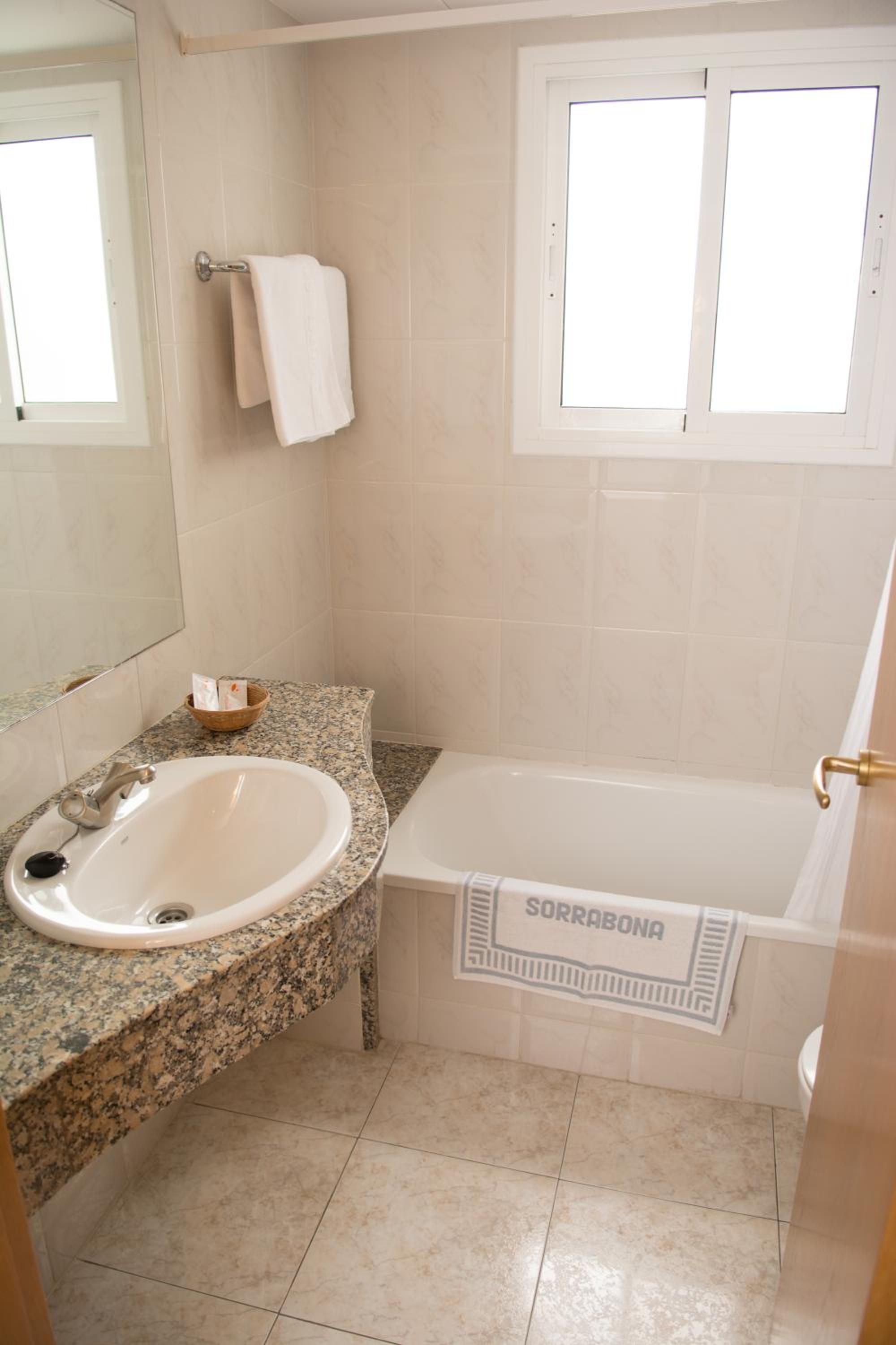 Double Room with Lateral Sea View - Photo 2