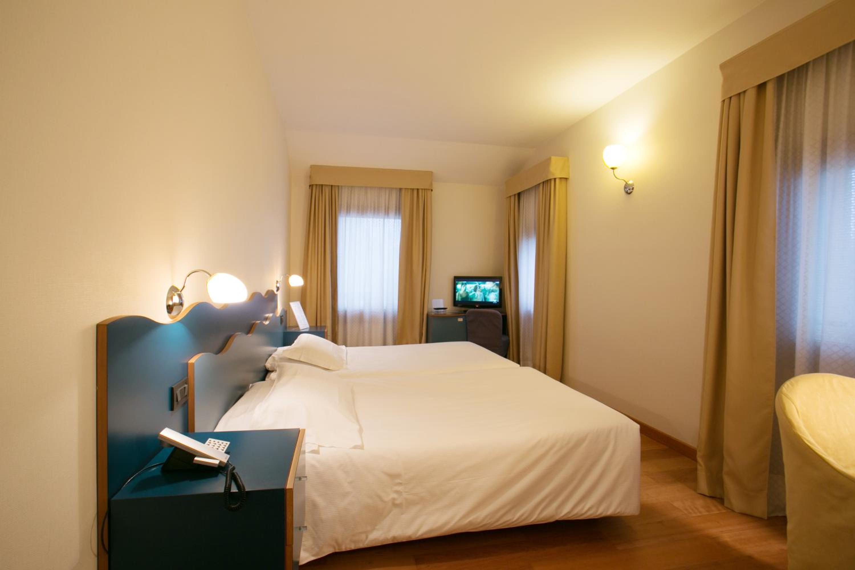Double or Twin Room - Photo 9