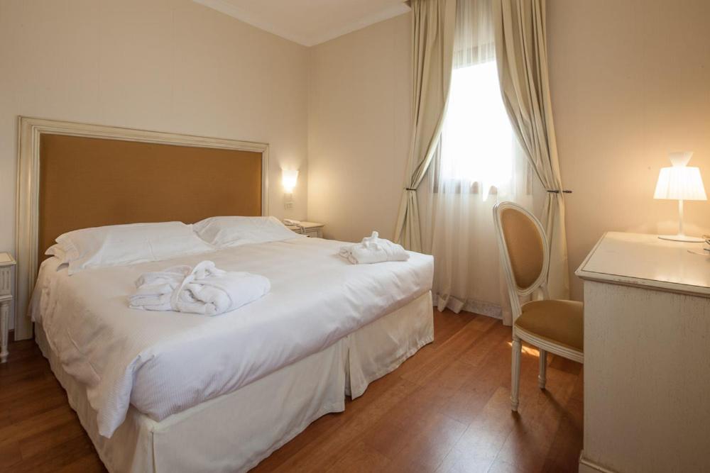 Double or Twin Room - Photo 16