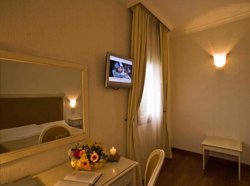 Double or Twin Room - Photo 10