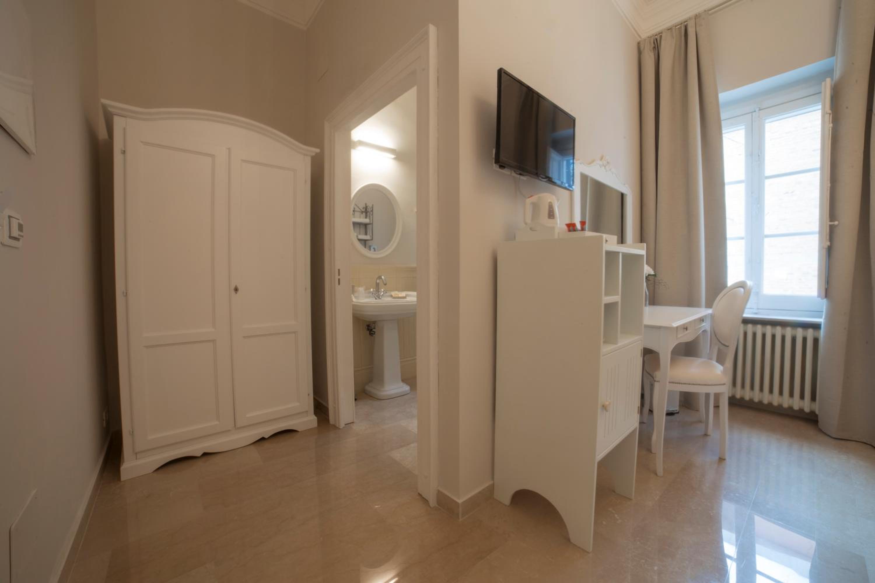Deluxe Room (2 Adults + 1 Child) photo 3