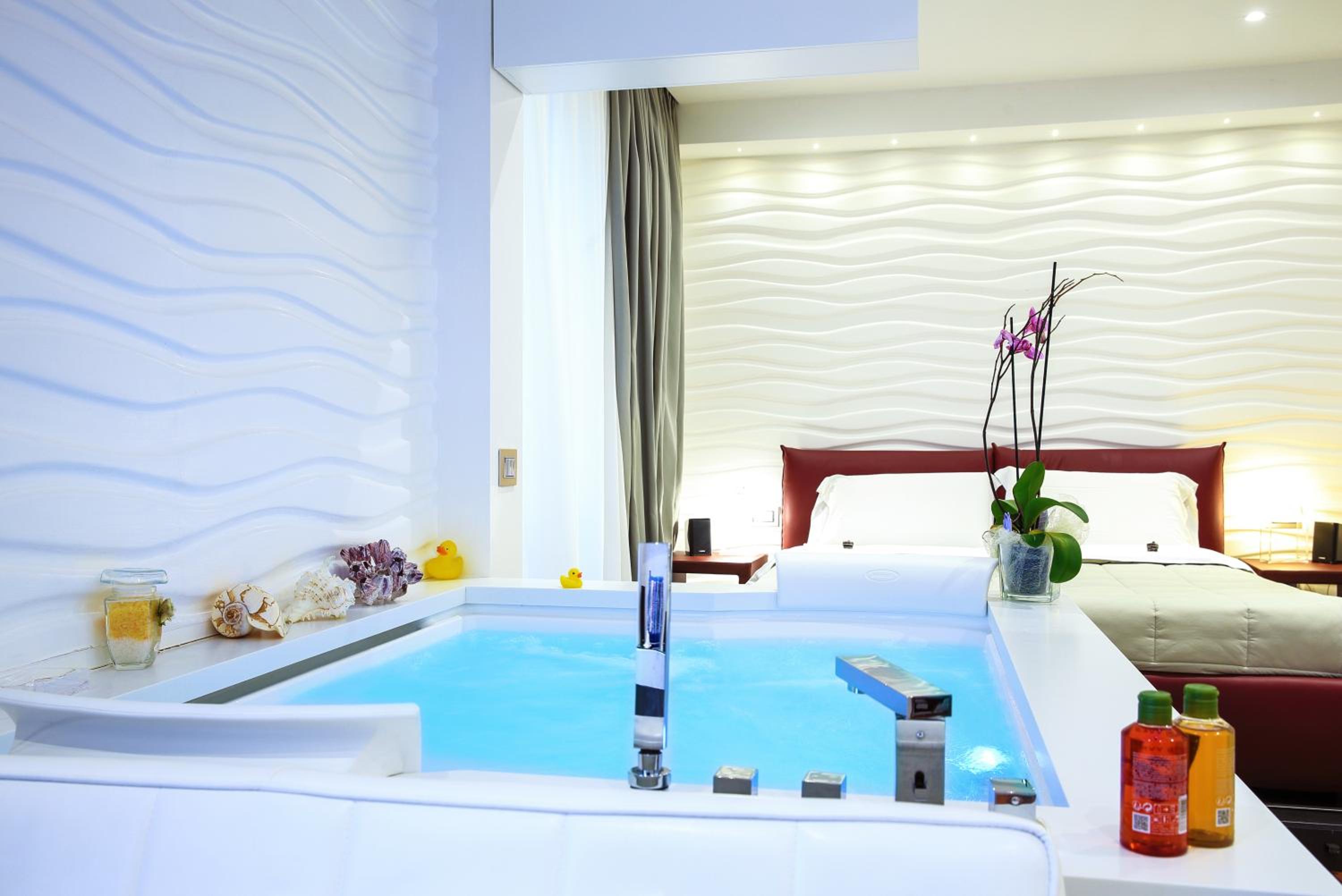 Deluxe Suite with Spa Bath