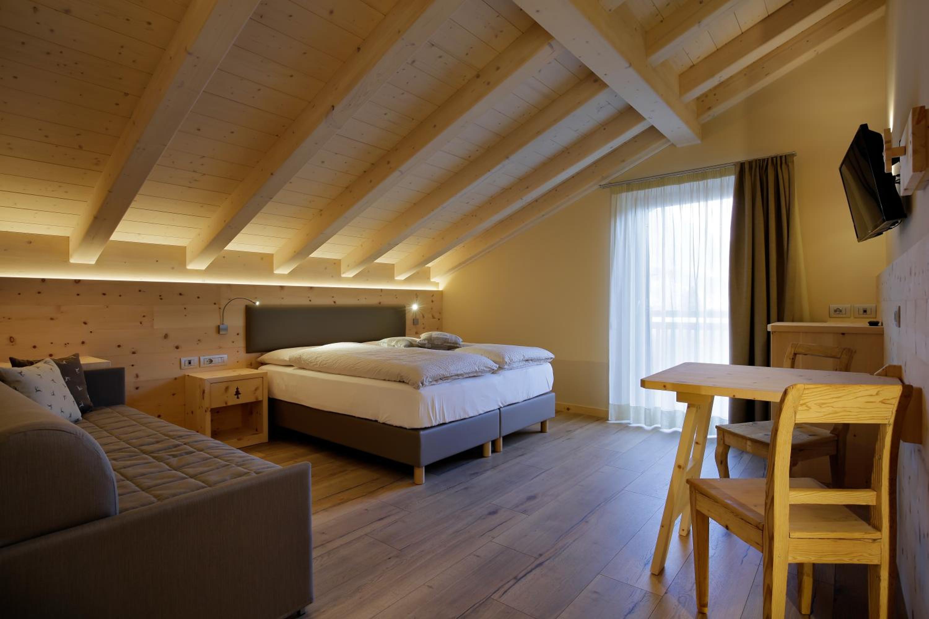 Deluxe Double Room With Extra Bed photo 2