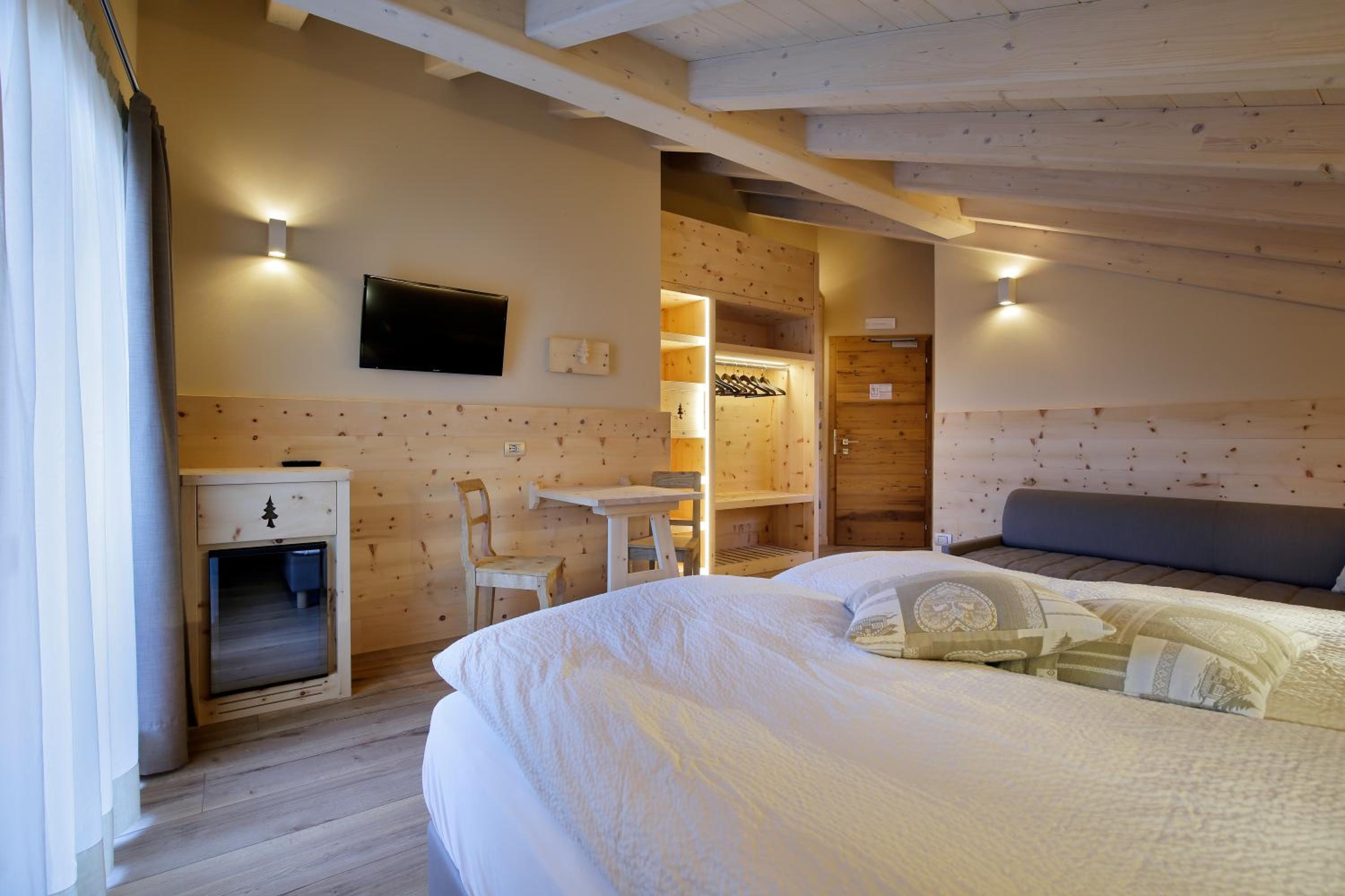 Deluxe Double Room With Extra Bed photo 3