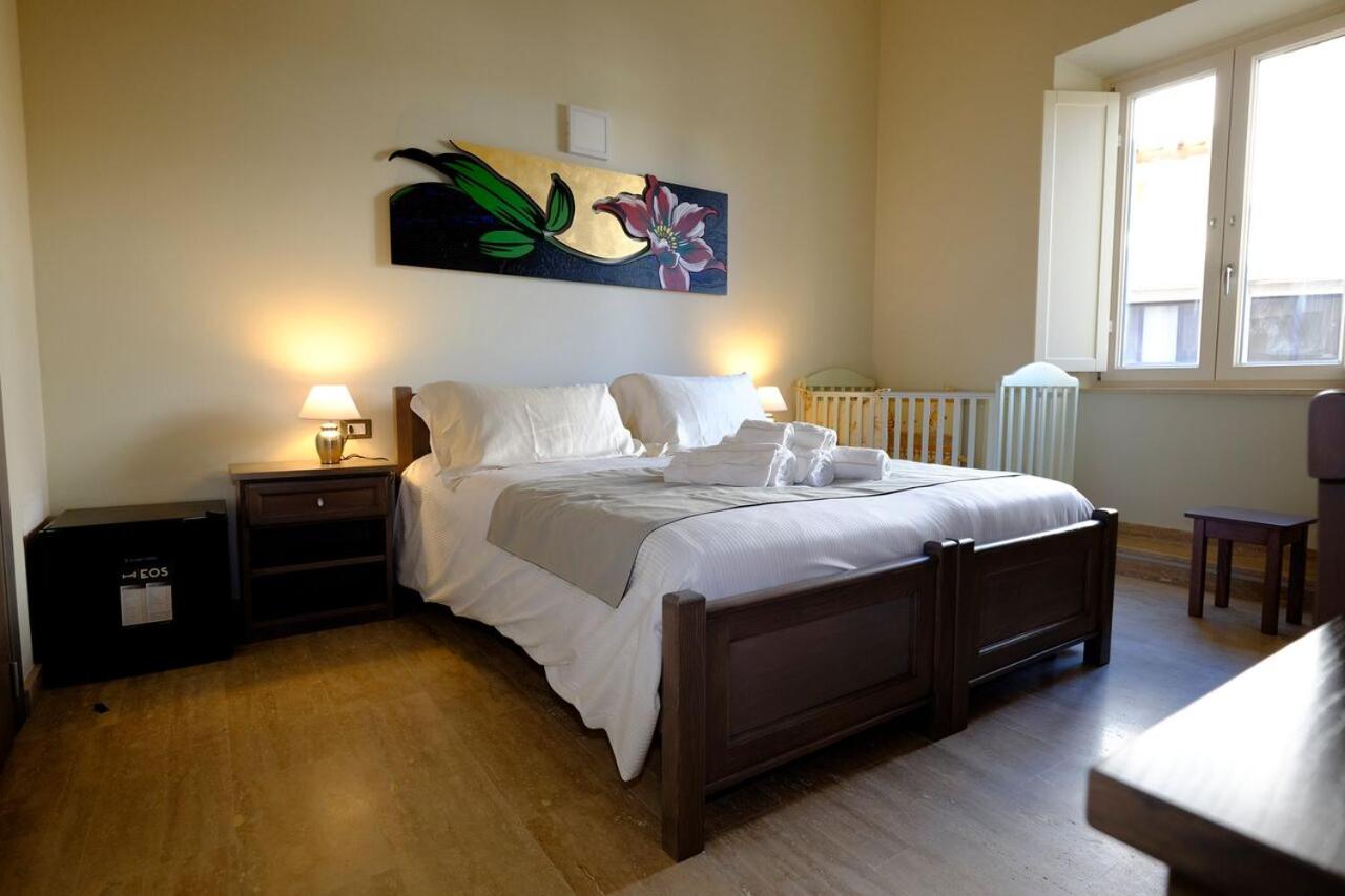 Deluxe Room (2 Adults + 1 Child) - Photo 3
