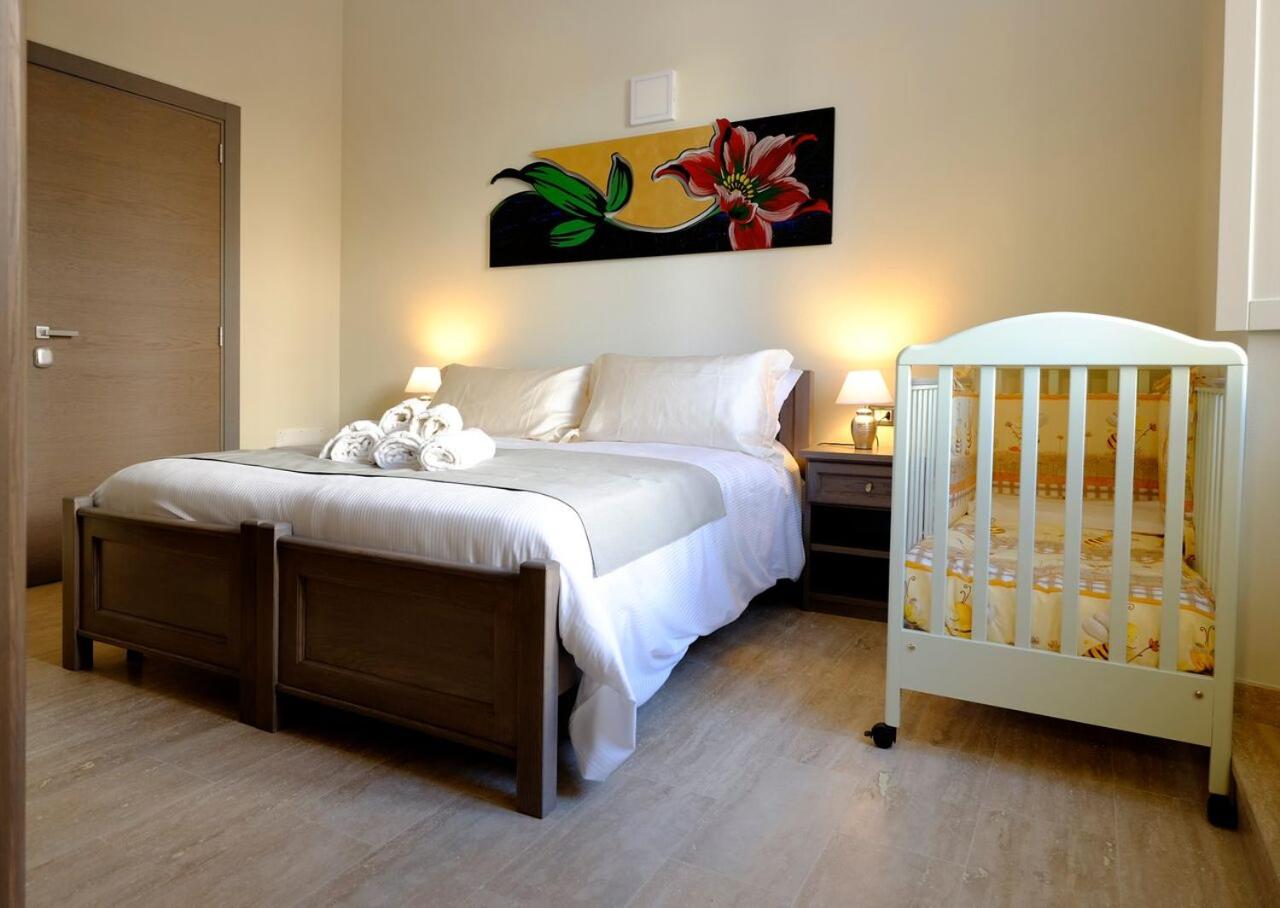 Deluxe Room (2 Adults + 1 Child) - Photo 2