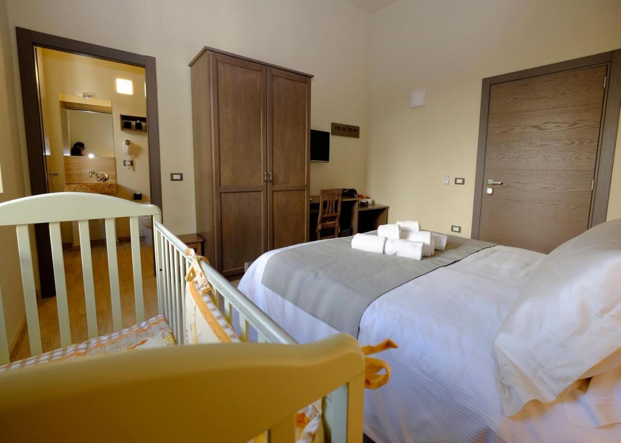 Deluxe Room (2 Adults + 1 Child) - Photo 5