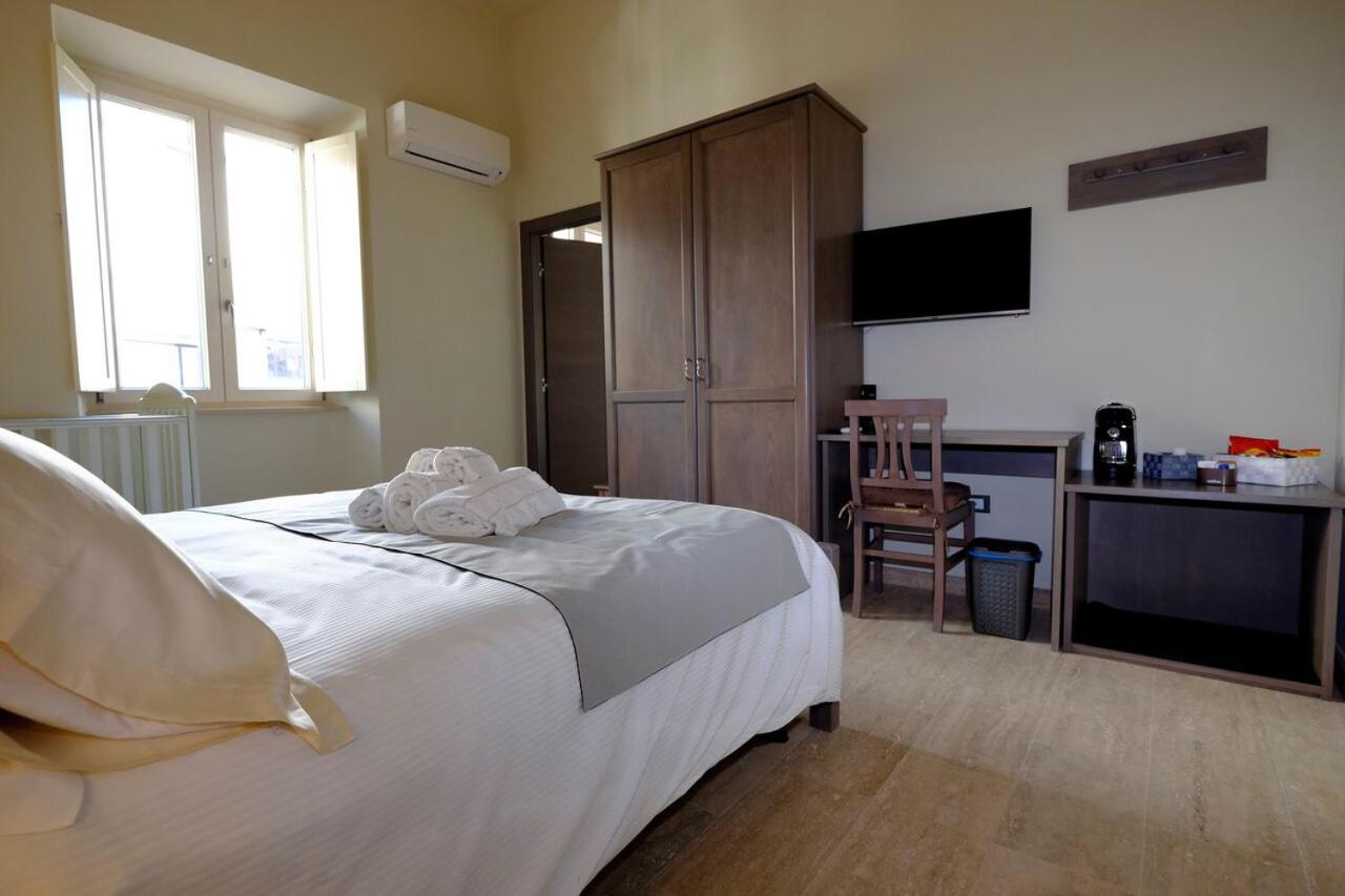 Deluxe Room (2 Adults + 1 Child) - Photo 4