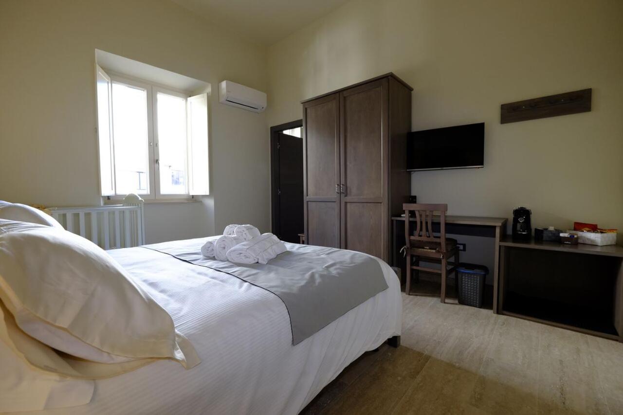 Deluxe Room (2 Adults + 1 Child) - Photo 7