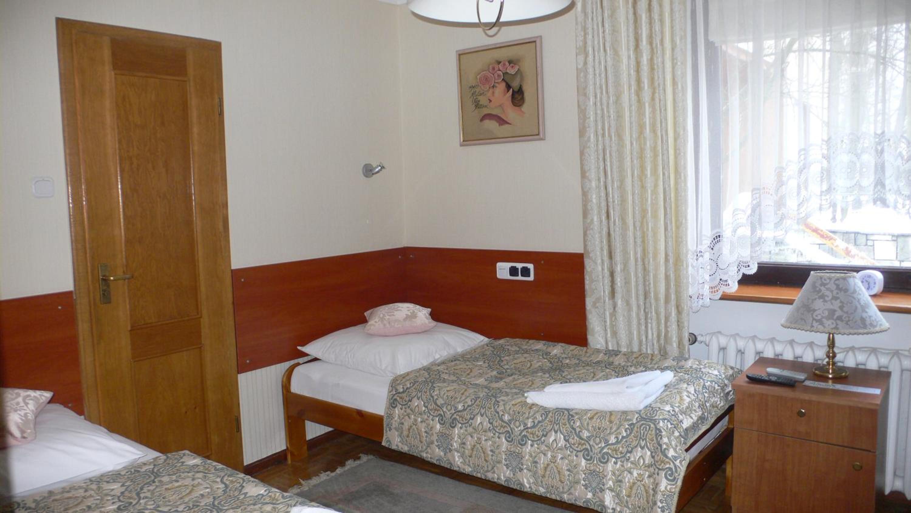 Twin Room with Bathroom - Photo 4
