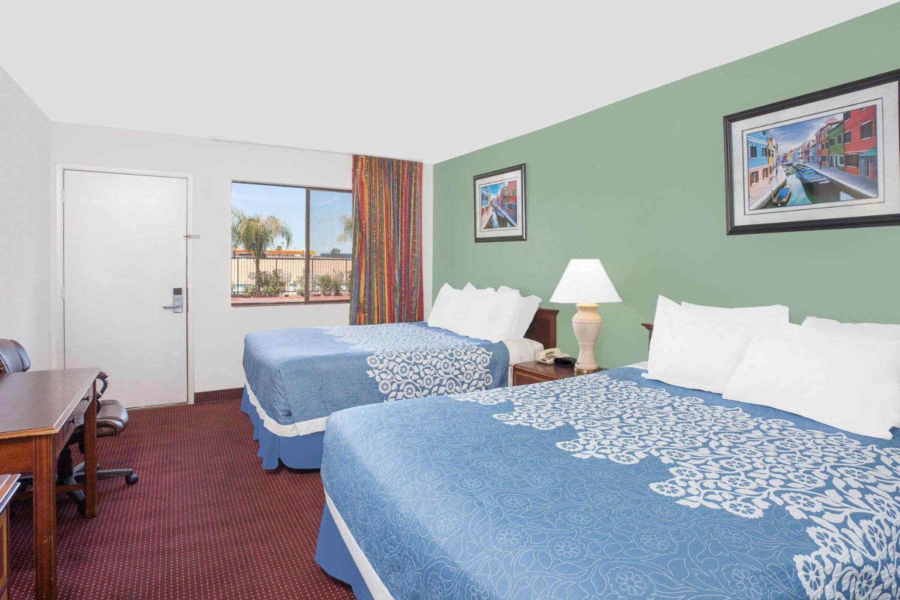 Deluxe Queen Room with Two Queen Beds - Non-Smoking - Photo 5