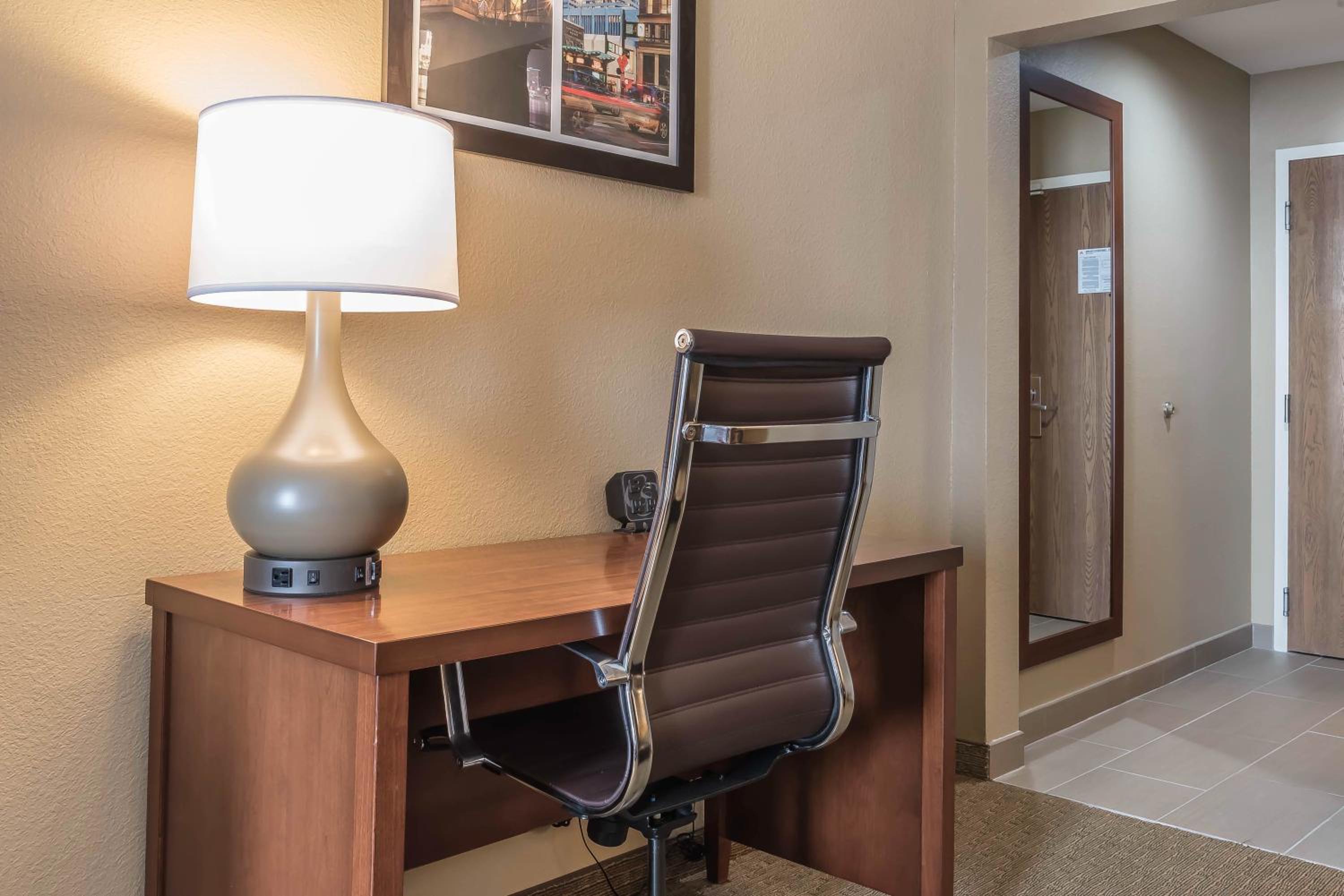 King Suite - Non-Smoking - Photo 4