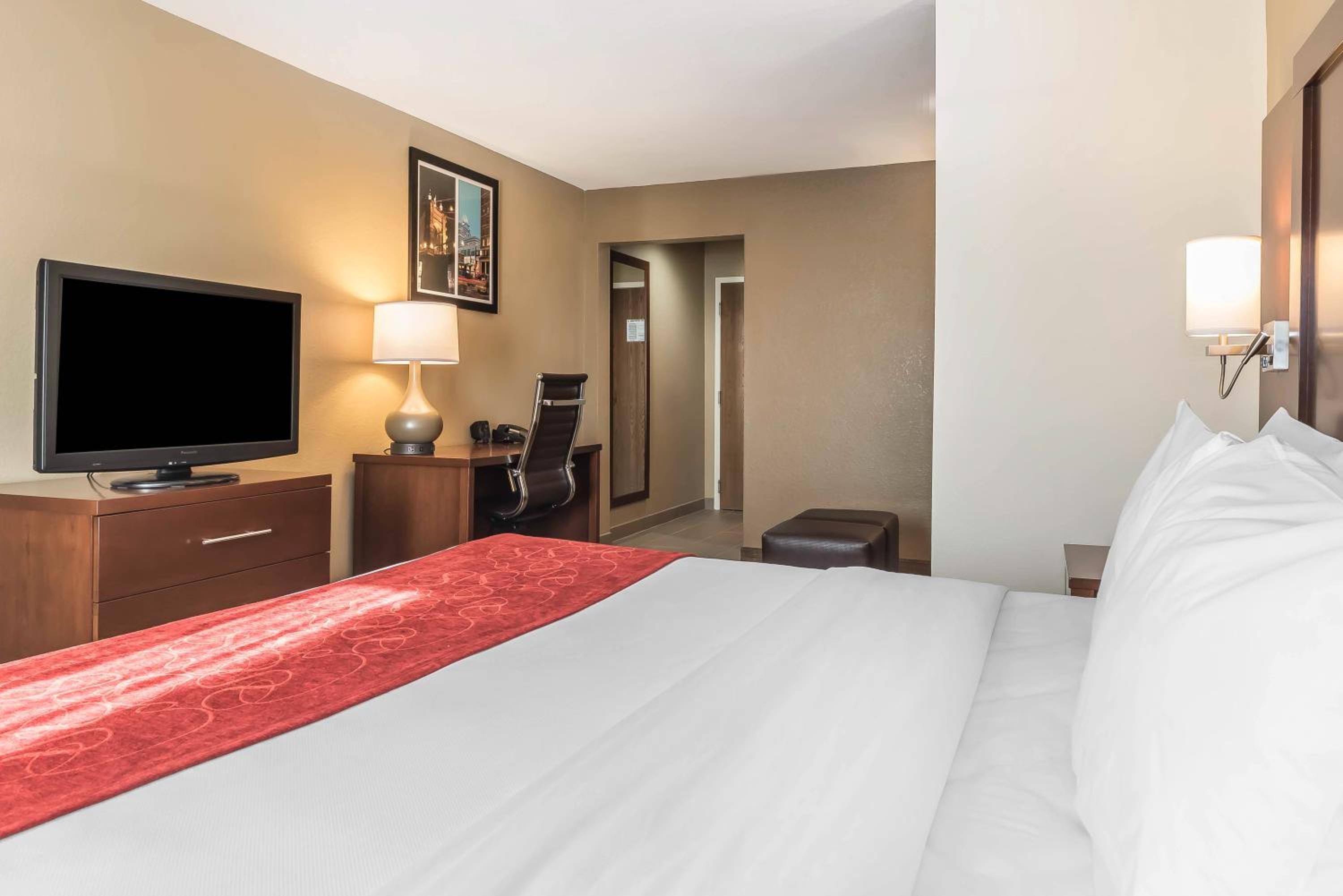 King Suite - Non-Smoking - Photo 2