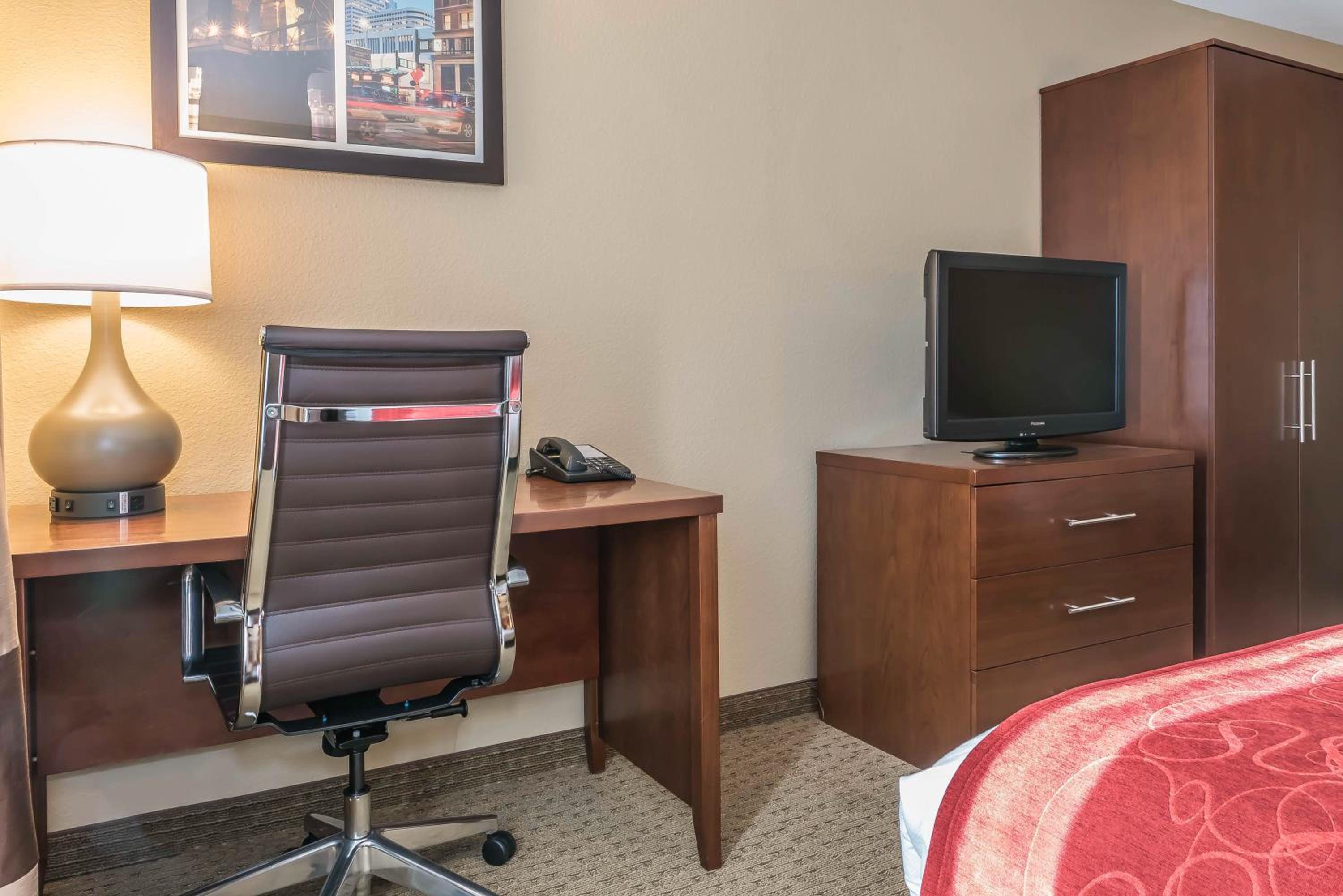 King Suite - Non-Smoking - Photo 3
