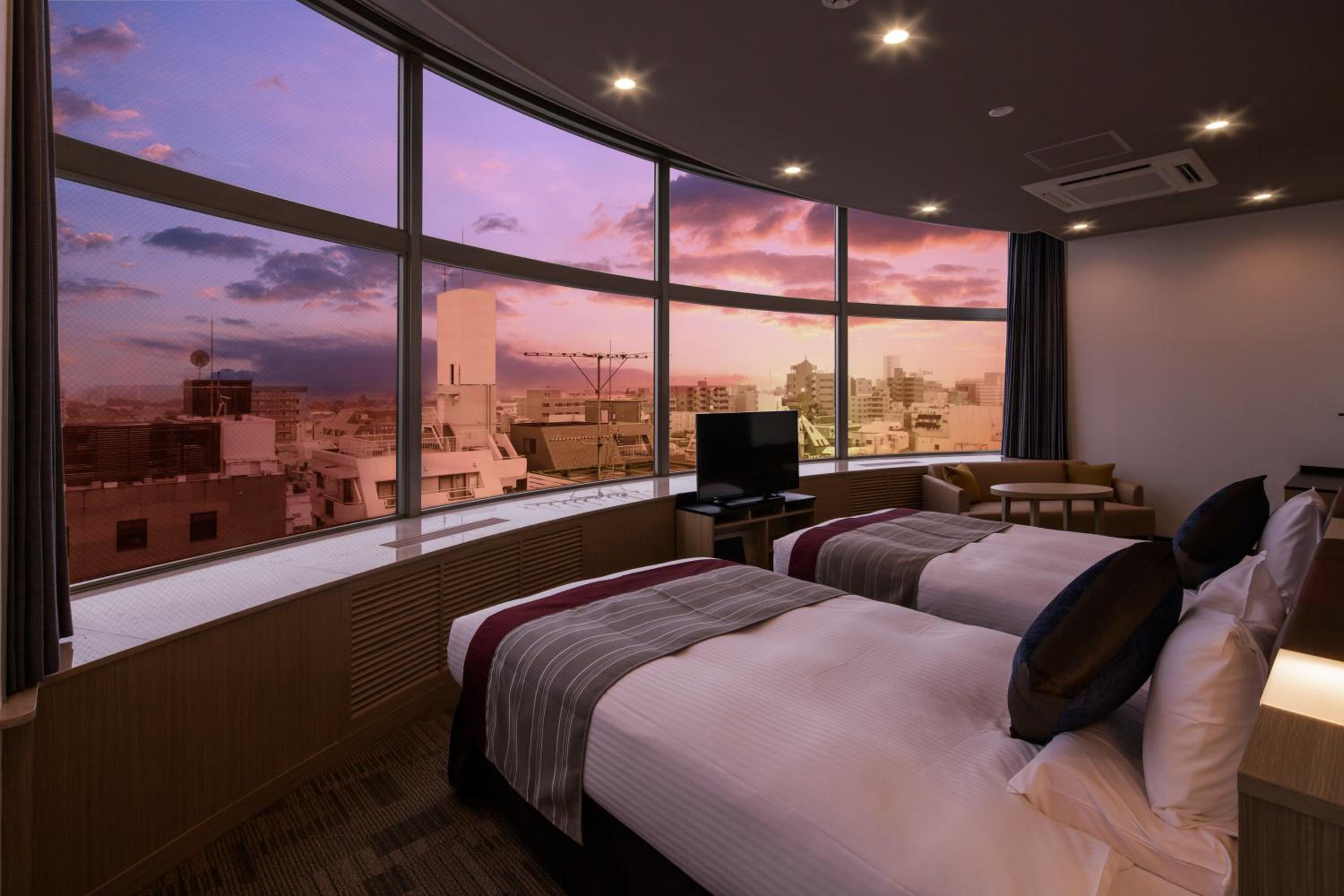 Deluxe Twin Room with Extra Bed - Non-Smoking photo 2