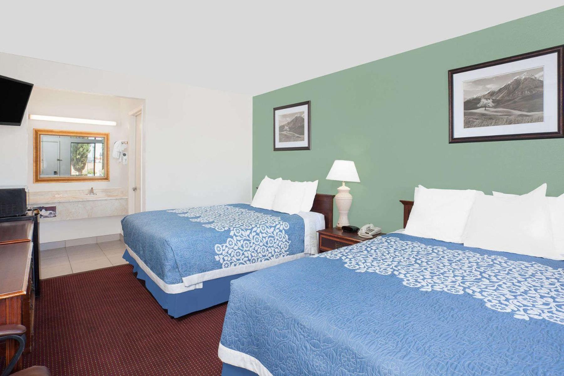 Deluxe Queen Room with Two Queen Beds - Non-Smoking - Photo 4