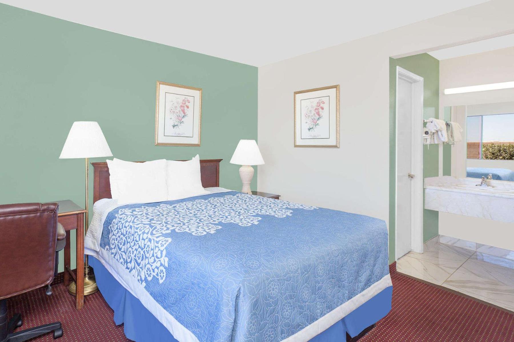 Deluxe Queen Room - Non-Smoking - Photo 8