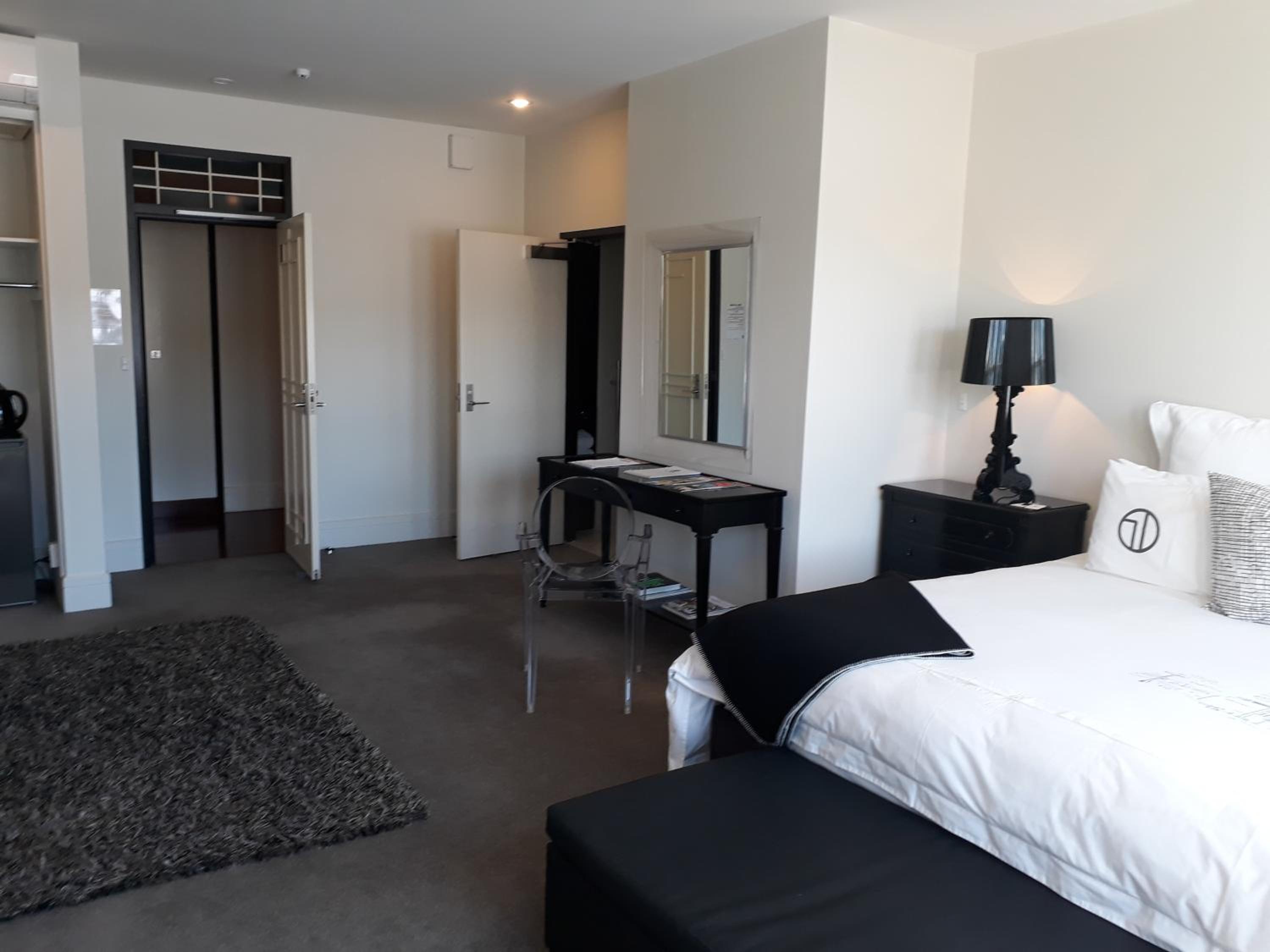 King Room with City View - Photo 7