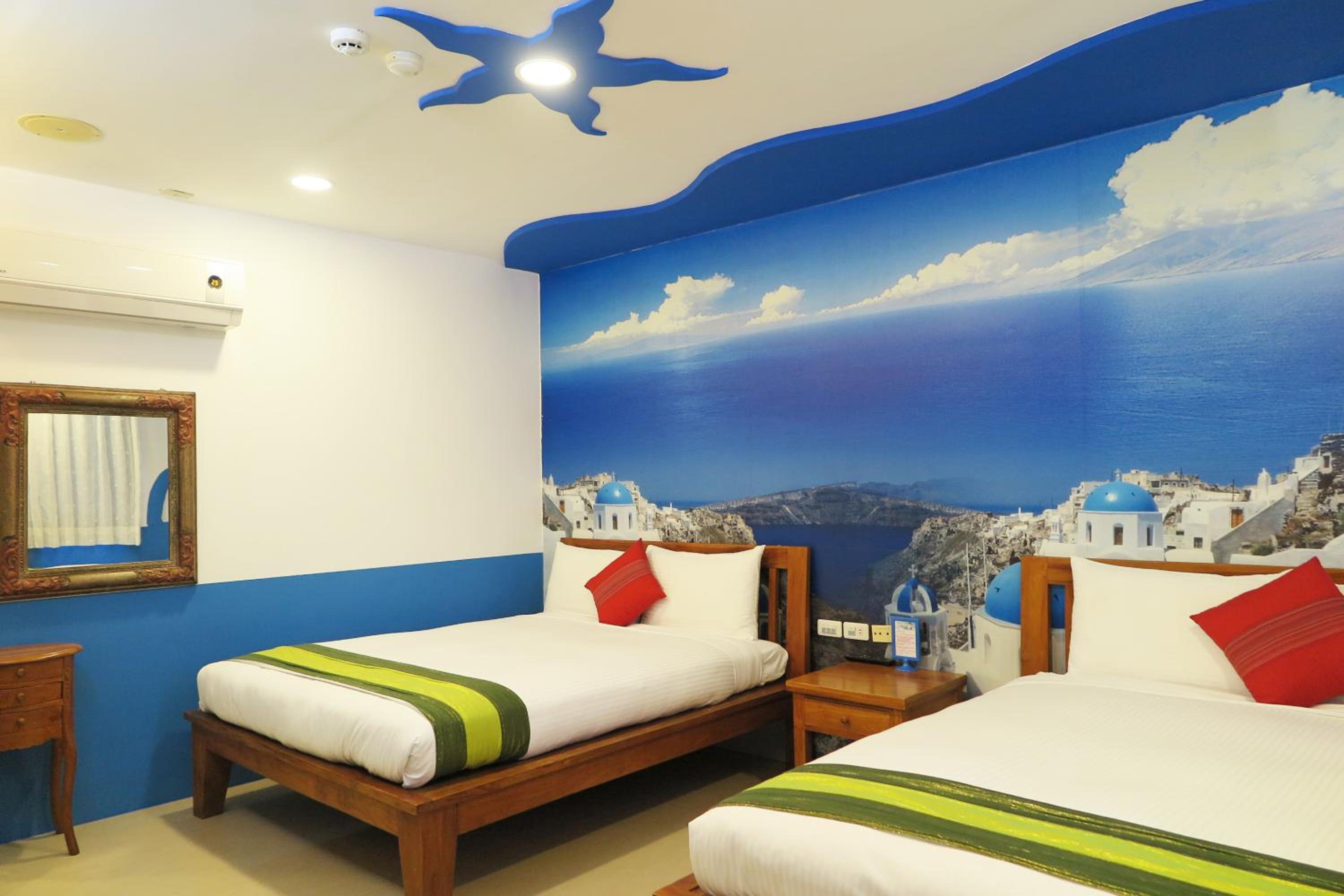Quadruple Room with Bathroom without Window photo 1