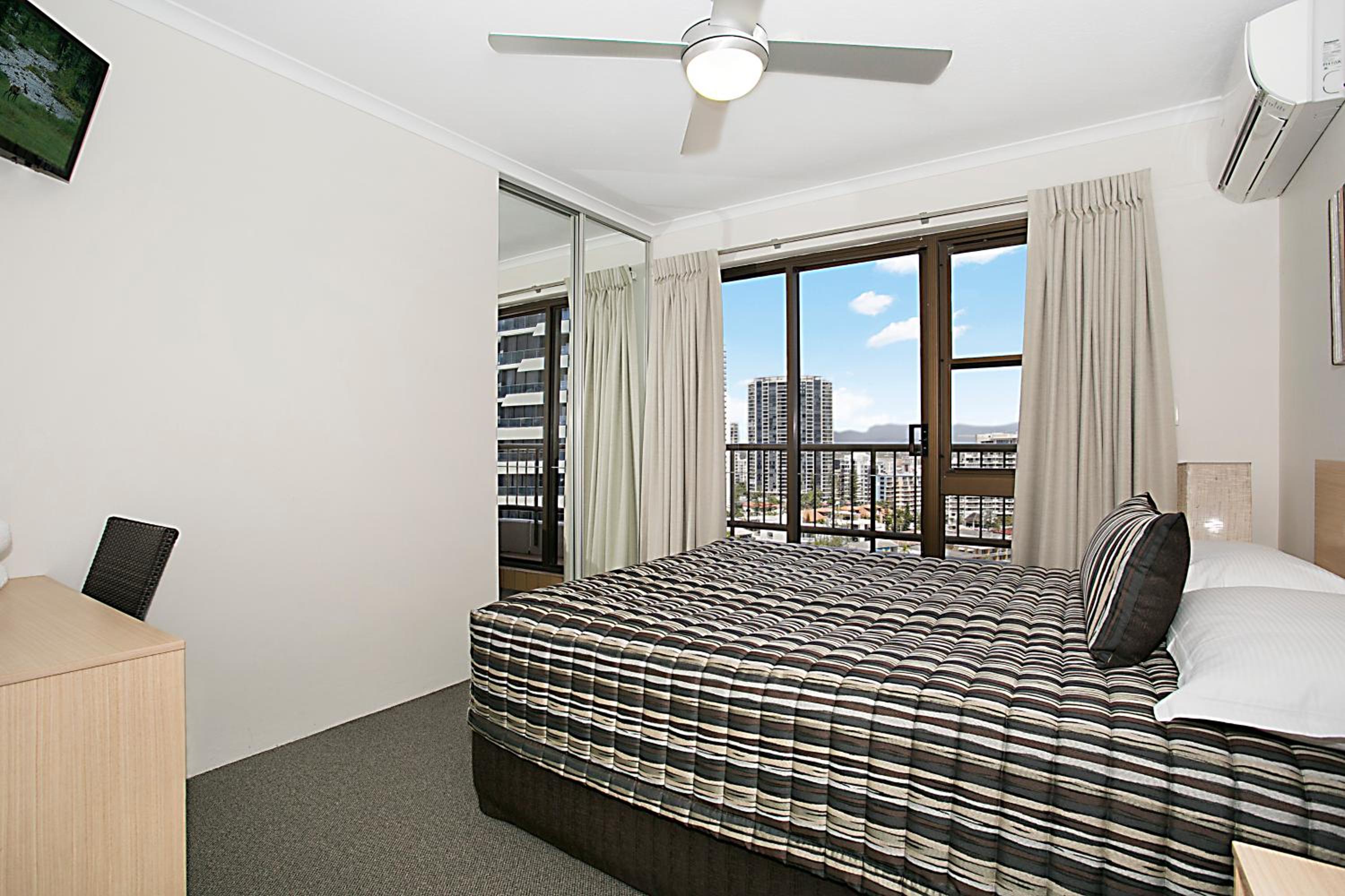 One Bedroom Budget Apartment with Balcony and Ocean View
