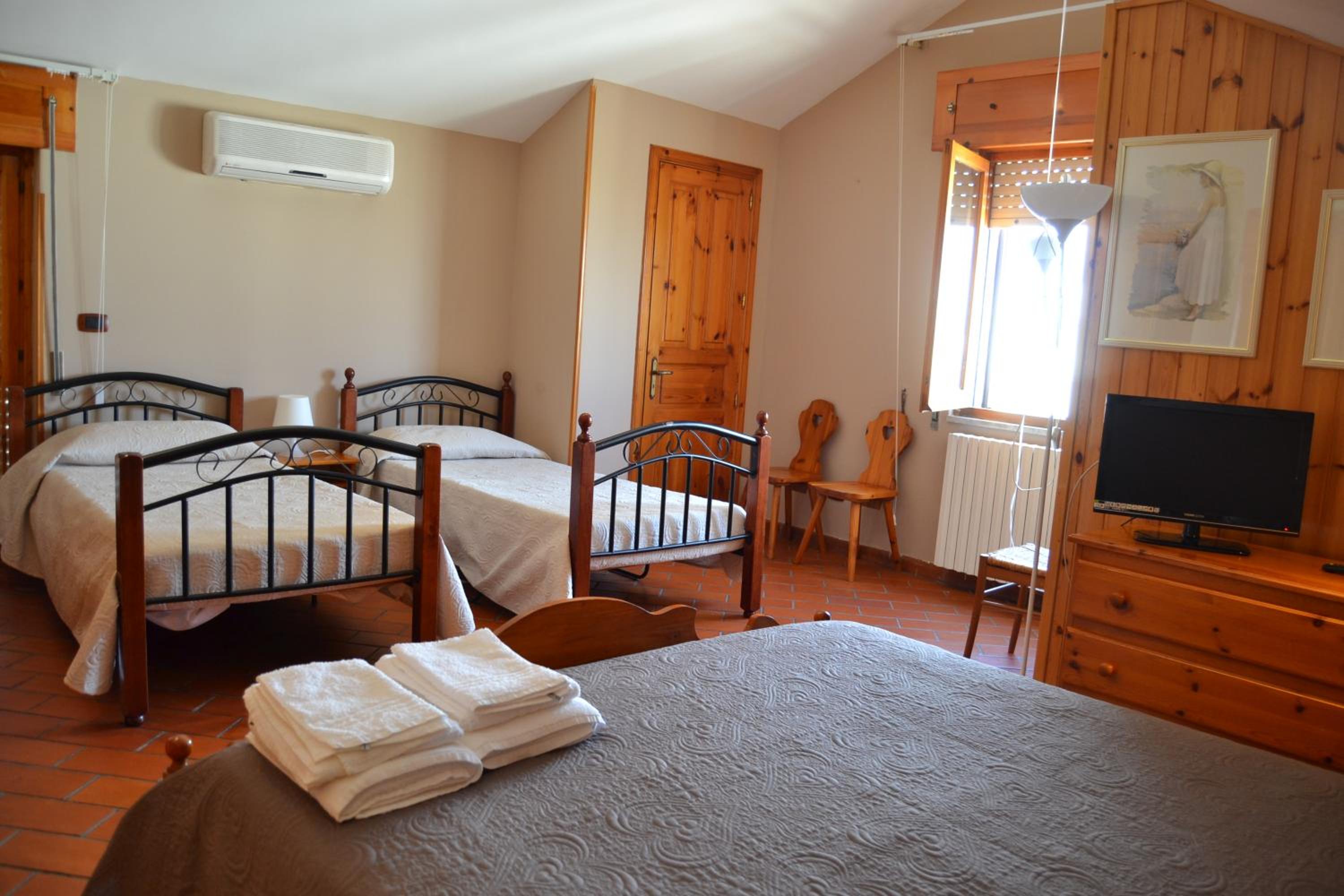 Economy Double Or Twin Room photo 2
