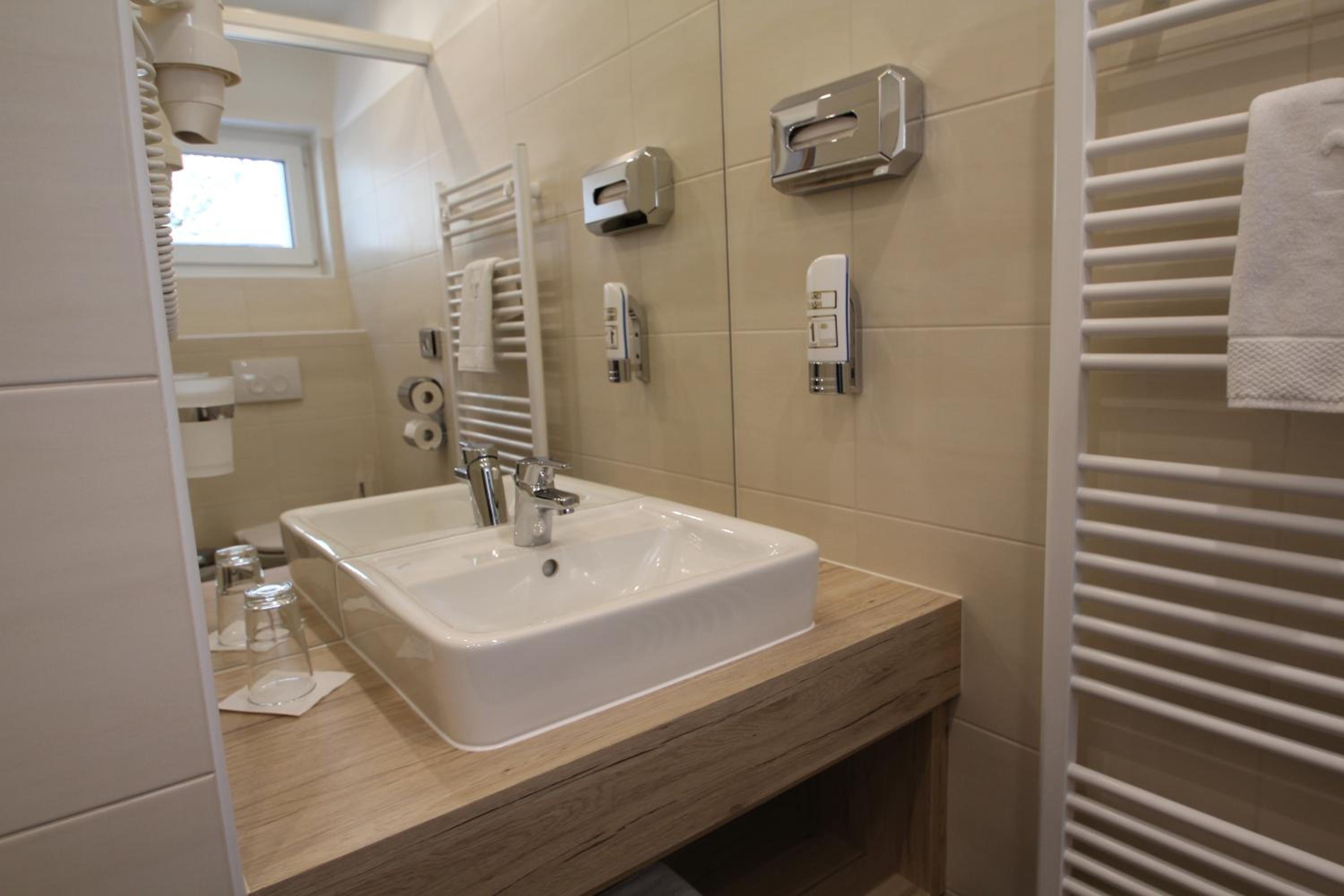 Deluxe Double or Twin Room with Balcony - Photo 3