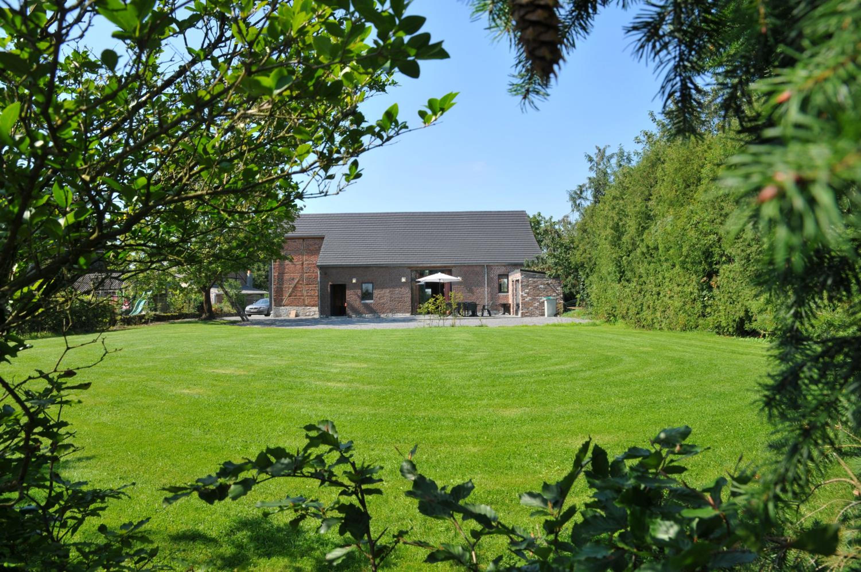 Five-Bedroom House photo 3