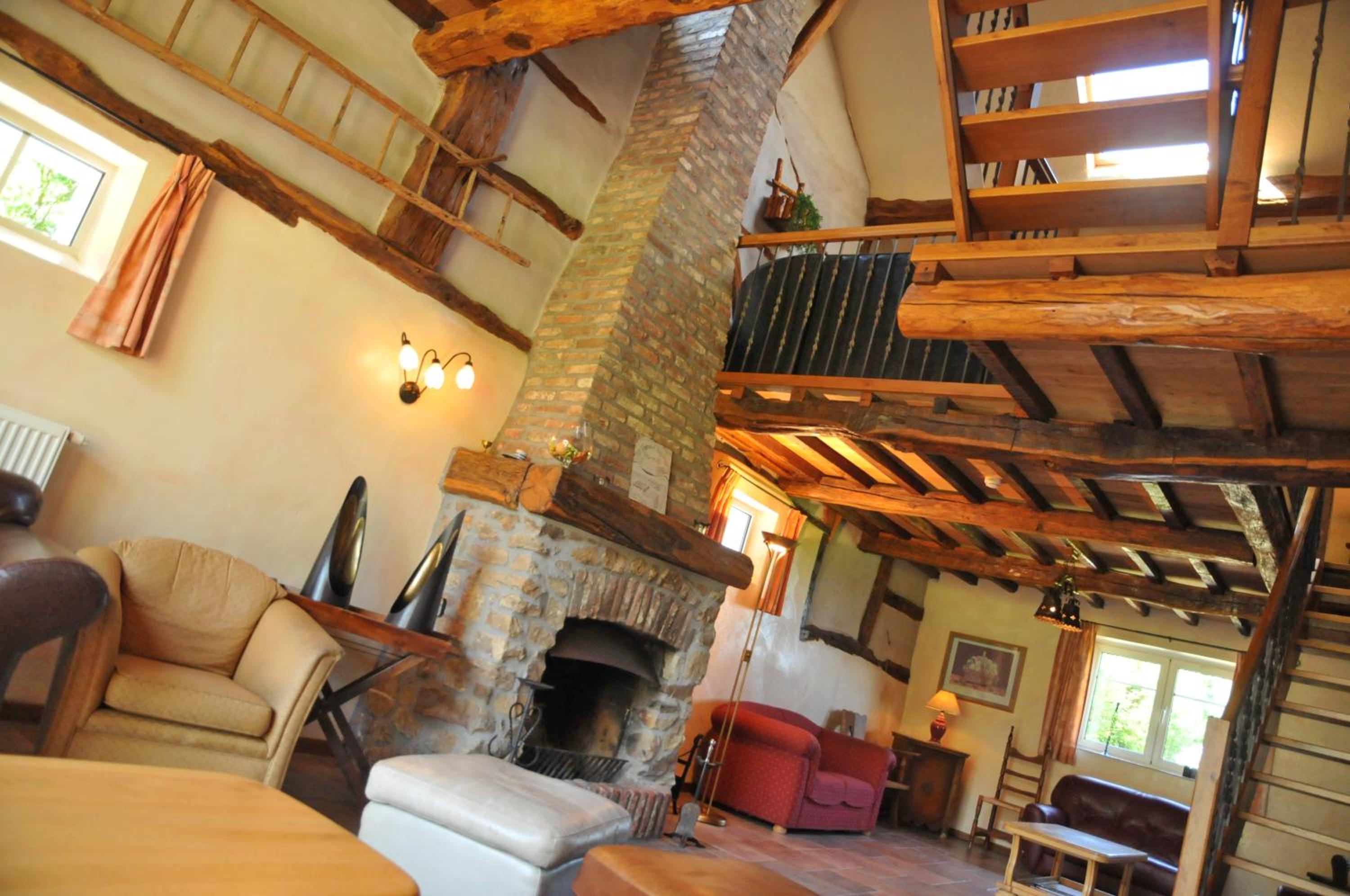 Eight-Bedroom House photo 3