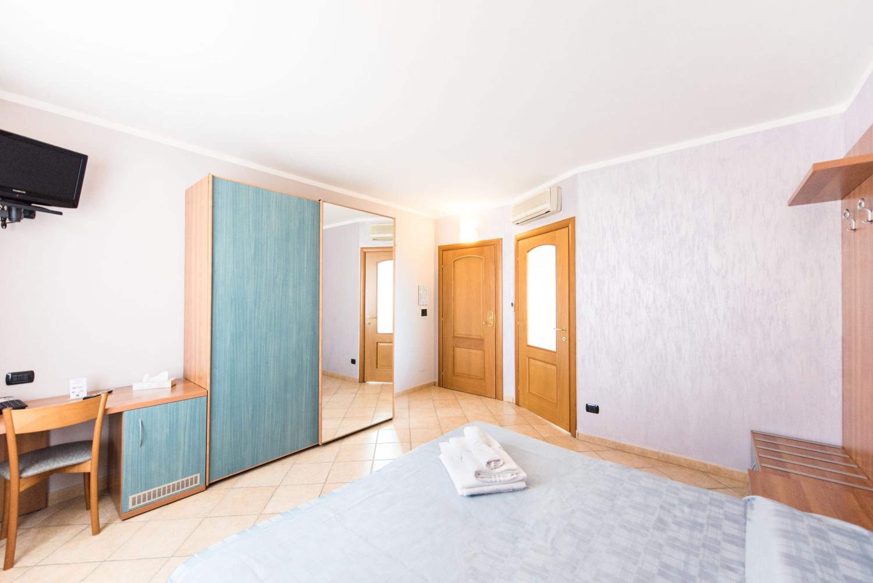 Double Room - Photo 2