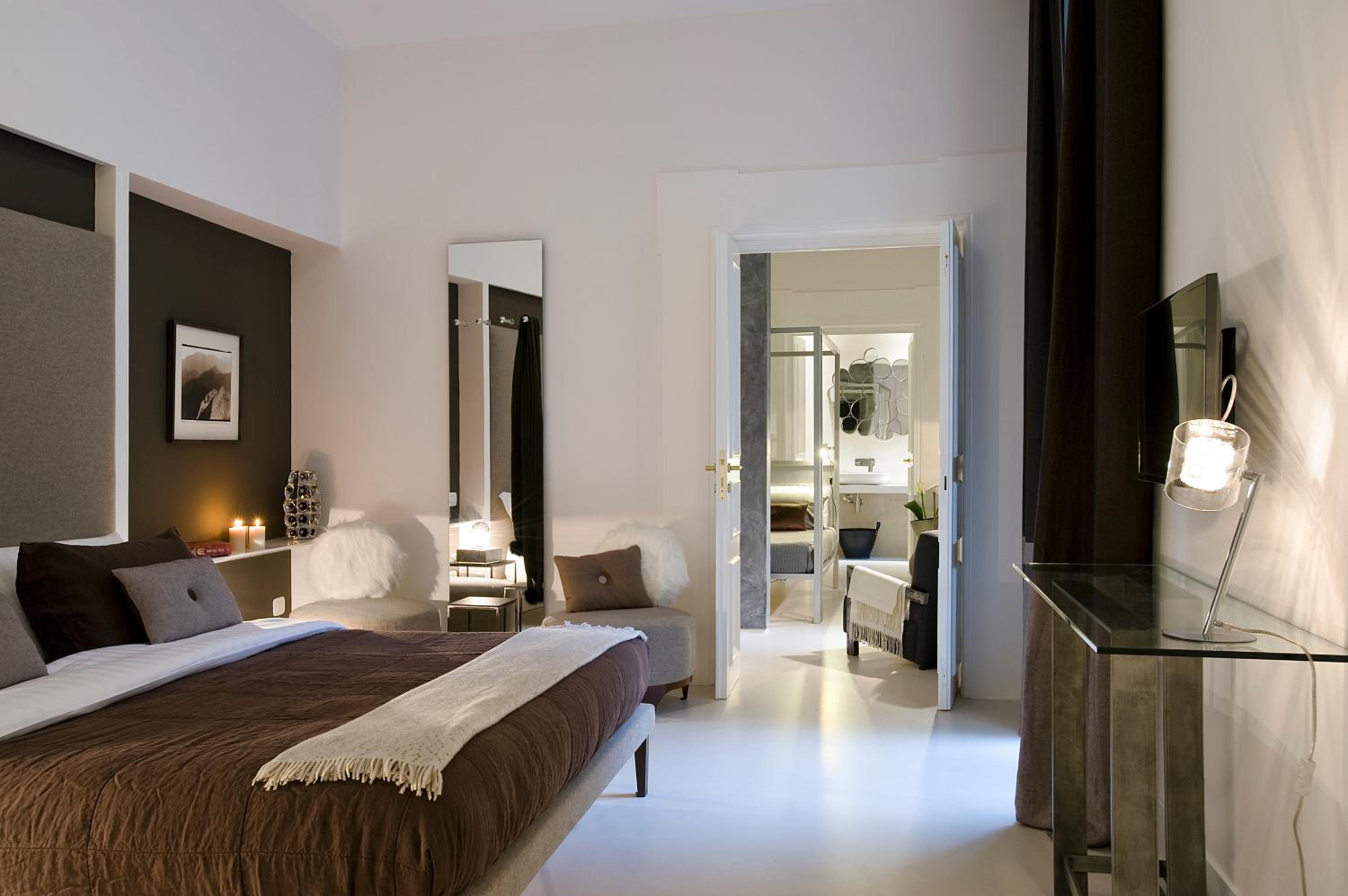 King Suite with Balcony photo 3